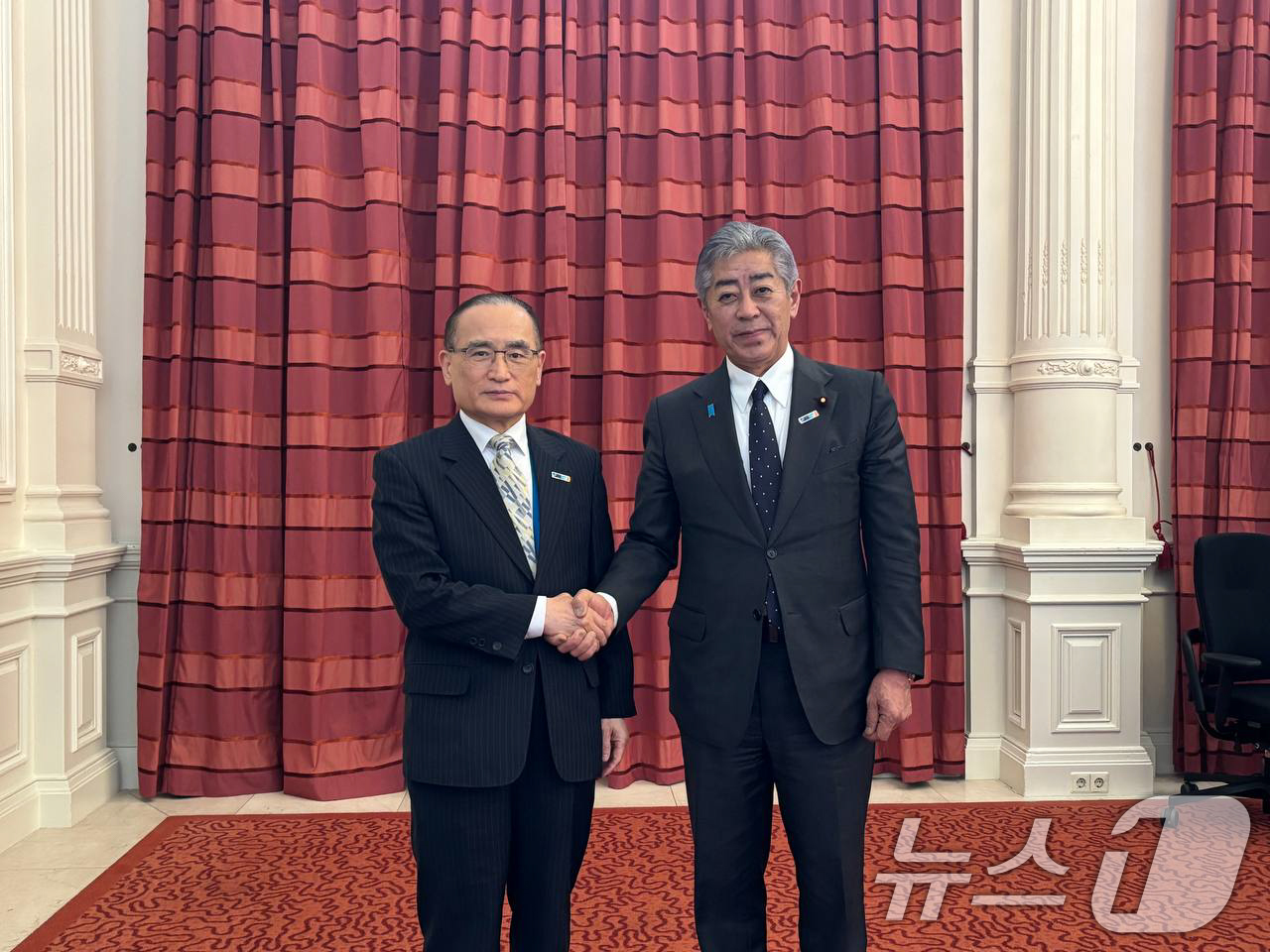 (서울=뉴스1) 허경 기자 = 위성락 대통령실 국가안보실장이 25일(현지시간) 네덜란드 헤이그에서 이와야 다케시 일본 외무대신과 가진 NATO 정상회의 계기 면담에서 악수하고 있다 …