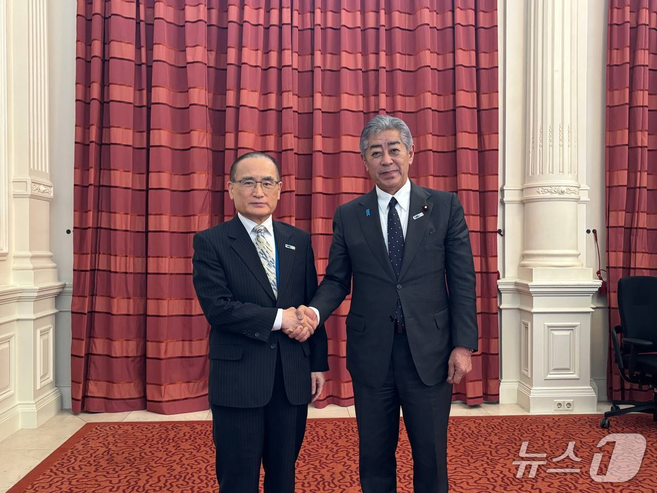 본문 이미지 - 위성락 대통령실 국가안보실장과 이와야 다케시 일본 외무대신의 모습&#40;대통령실 제공&#41;