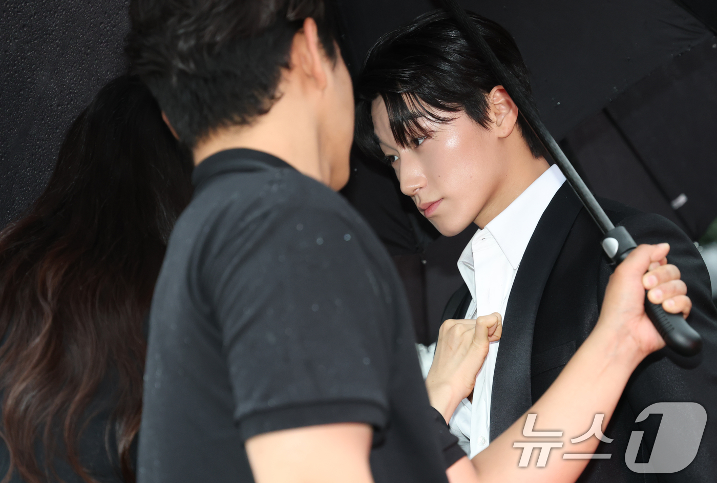 (서울=뉴스1) 권현진 기자 = 에이티즈 산이 25일 서울 오후 마포구 문화비축기지에서 열린 ‘태그호이어 갈라 디너 이벤트’에 참석해 의상을 점검하고 있다. 2025.6.25/뉴스 …