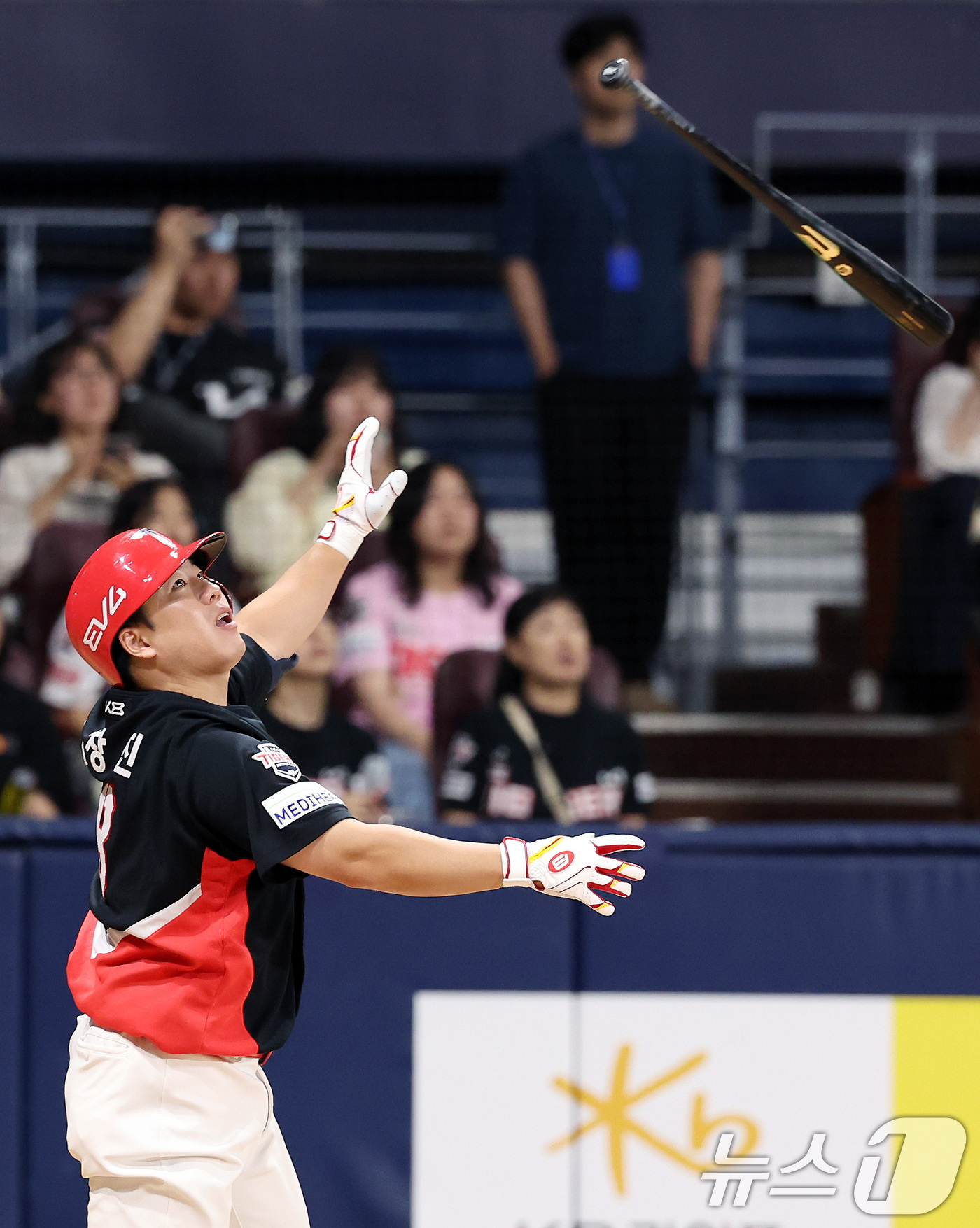 (서울=뉴스1) 이동해 기자 = 25일 오후 서울 구로구 고척스카이돔에서 열린 프로야구 '2025 신한 SOL뱅크 KBO 리그' KIA와 키움의 경기, 9회초 무사 1,2루 KIA …