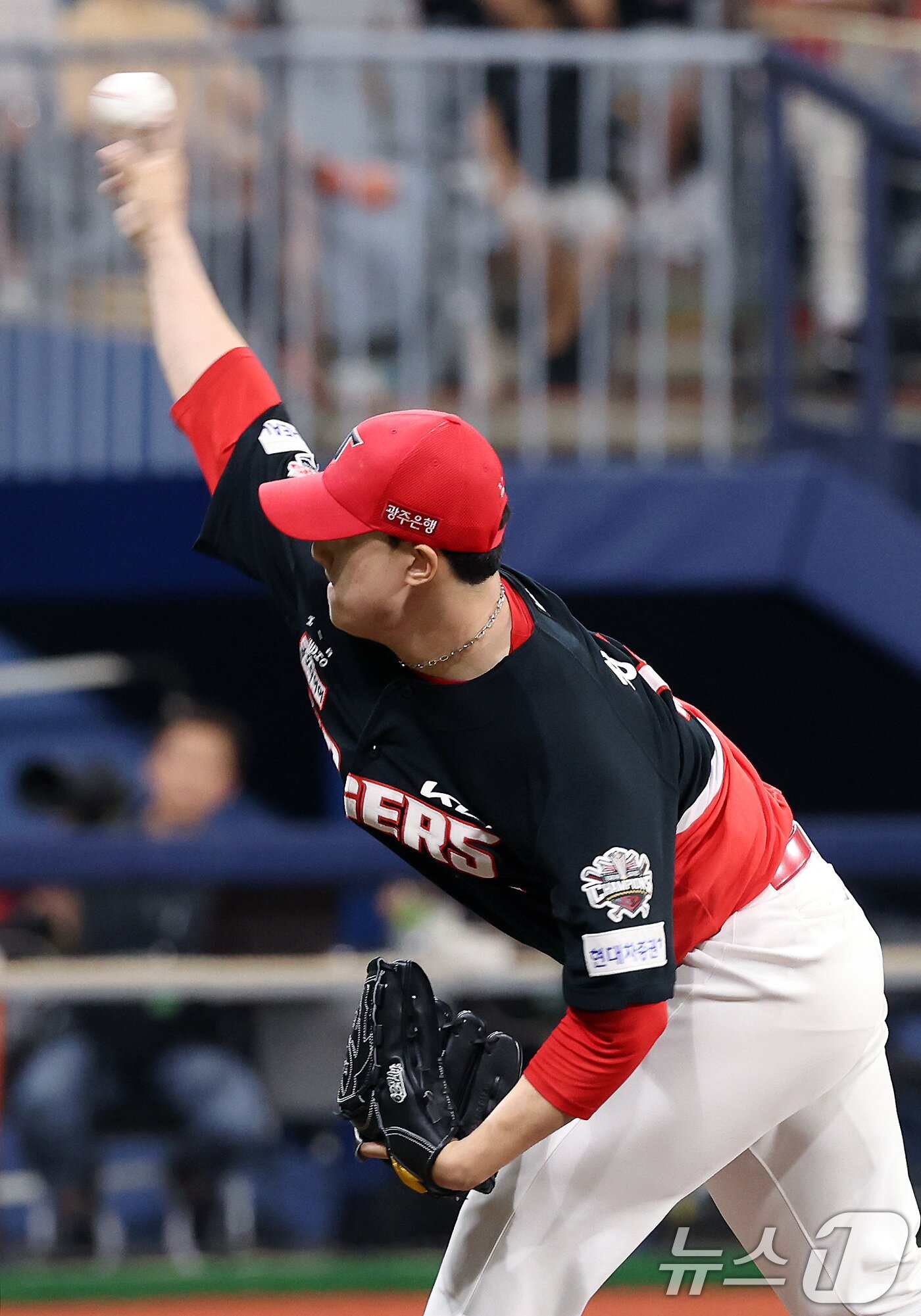 본문 이미지 - 25일 오후 서울 구로구 고척스카이돔에서 열린 프로야구 &#39;2025 신한 SOL뱅크 KBO 리그&#39; KIA와 키움의 경기, 9회말 KIA 정해영이 역투하고 있다. 2025.6.25/뉴스1 ⓒ News1 이동해 기자