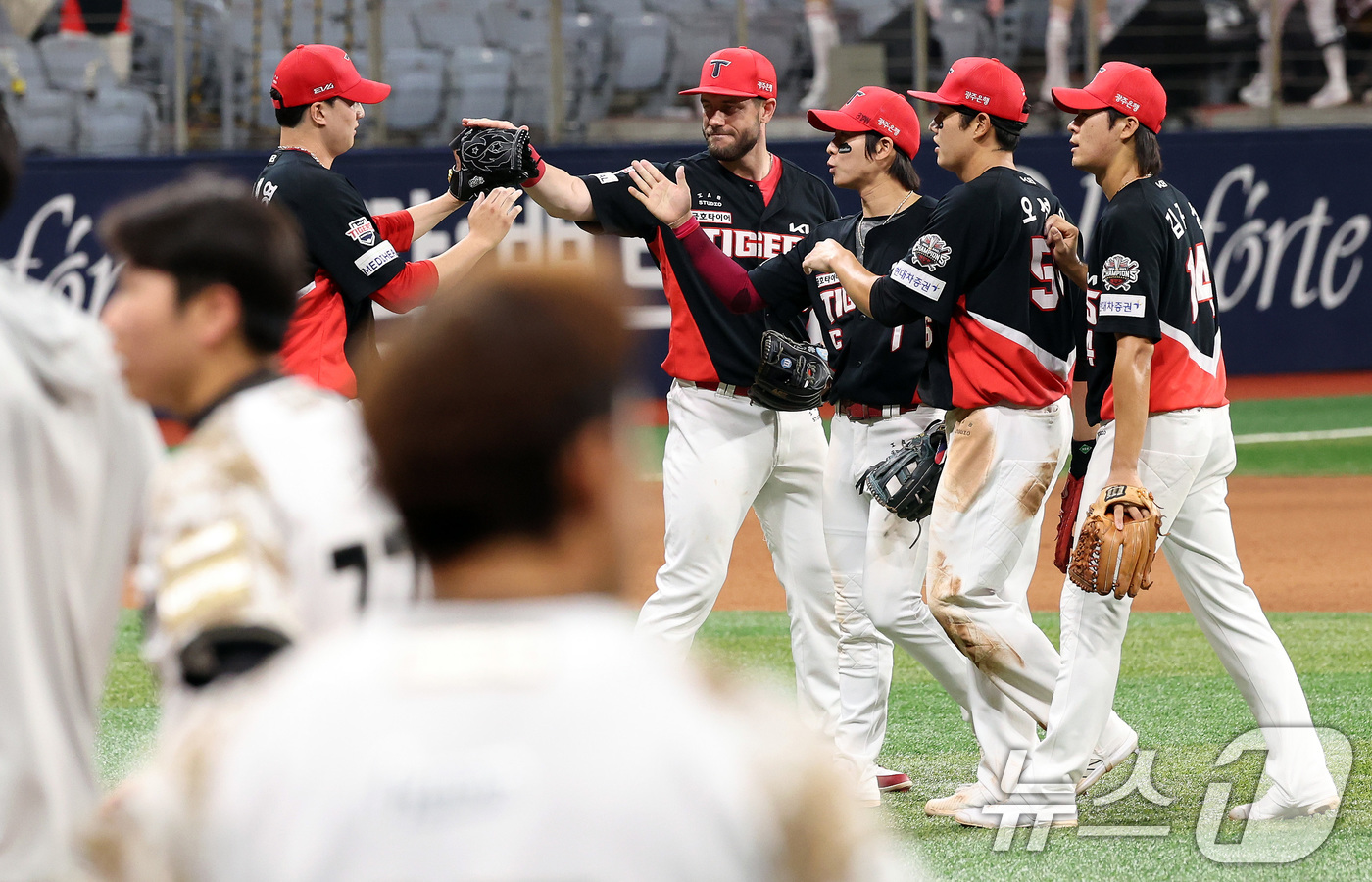 (서울=뉴스1) 이동해 기자 = 25일 오후 서울 구로구 고척스카이돔에서 열린 프로야구 '2025 신한 SOL뱅크 KBO 리그' KIA와 키움의 경기에서 6대3 승리를 거둔 KIA …