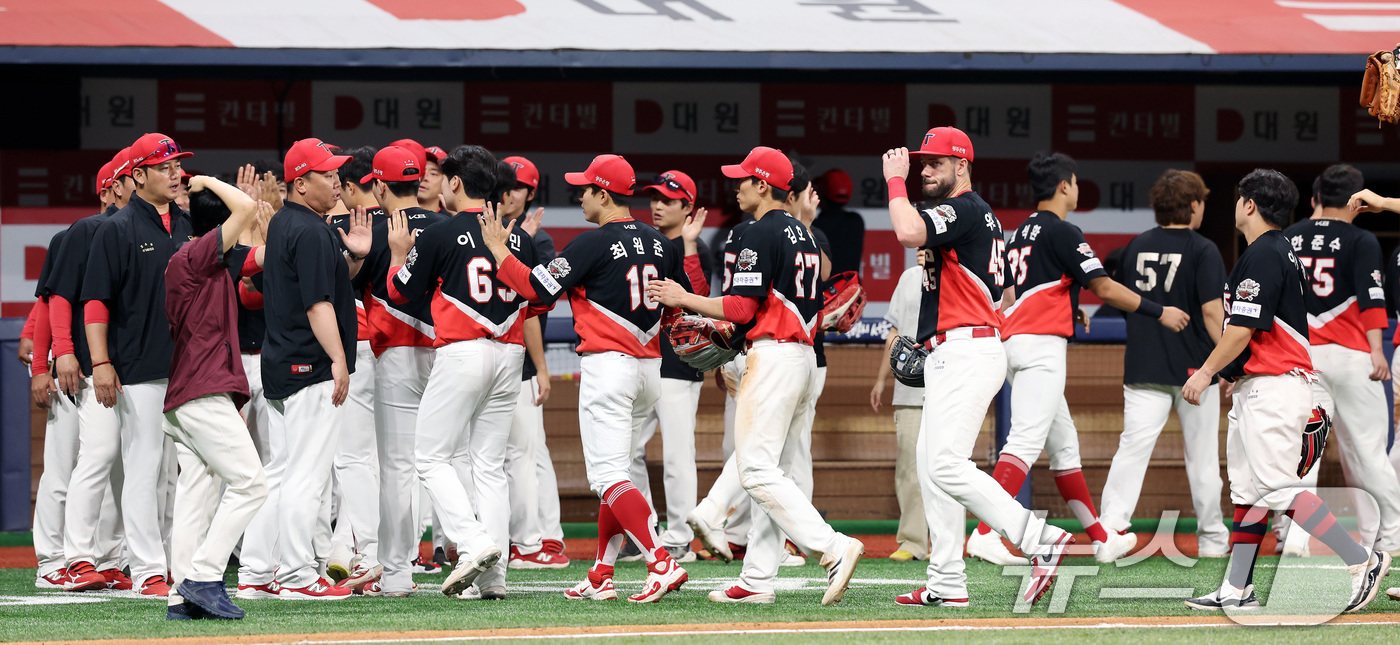 (서울=뉴스1) 이동해 기자 = 25일 오후 서울 구로구 고척스카이돔에서 열린 프로야구 '2025 신한 SOL뱅크 KBO 리그' KIA와 키움의 경기에서 6대3 승리를 거둔 KIA …