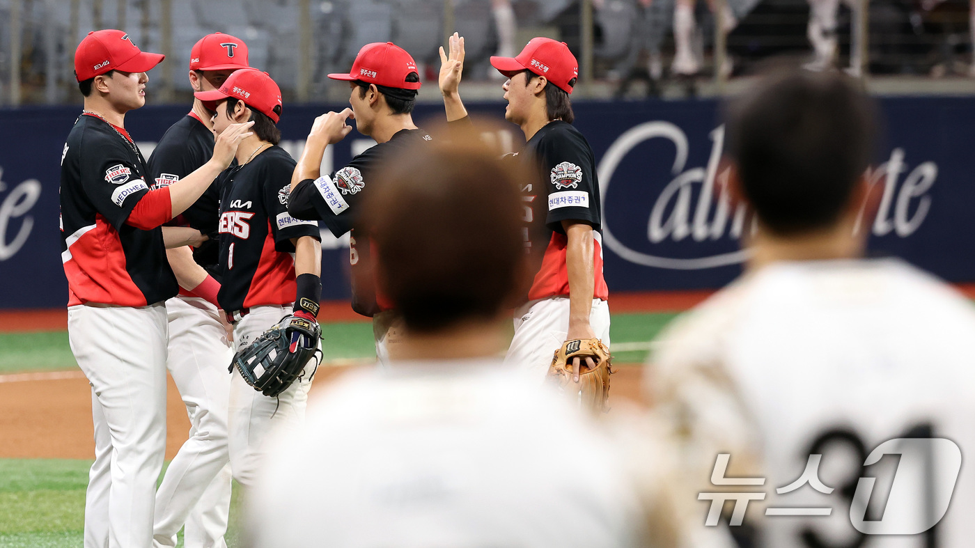 (서울=뉴스1) 이동해 기자 = 25일 오후 서울 구로구 고척스카이돔에서 열린 프로야구 '2025 신한 SOL뱅크 KBO 리그' KIA와 키움의 경기에서 6대3 승리를 거둔 KIA …