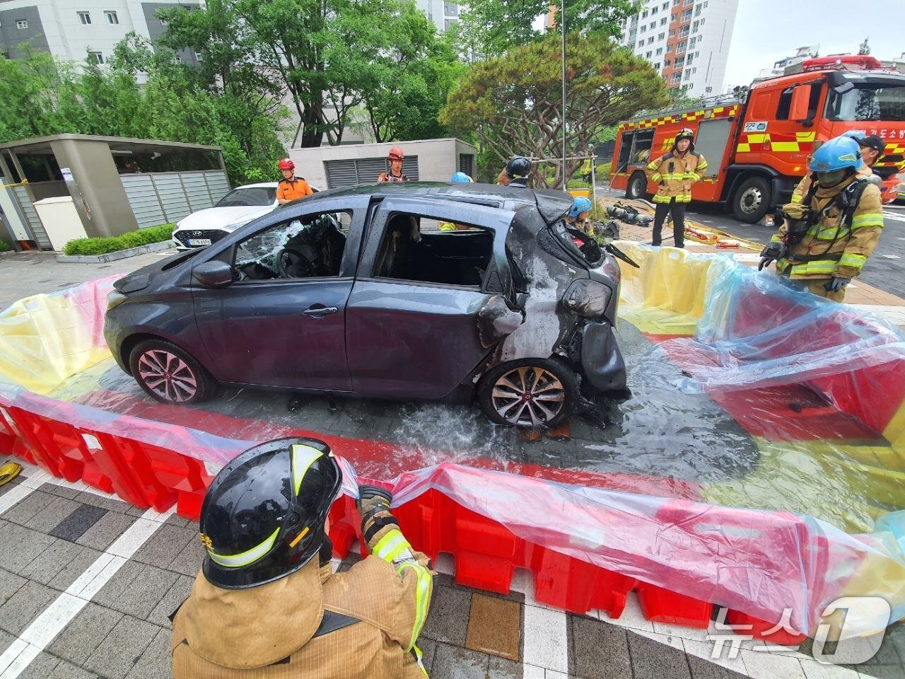 본문 이미지 - 하남 아파트 지하주차장 전기차 화재 진압.(경기도소방재난본부 제공)