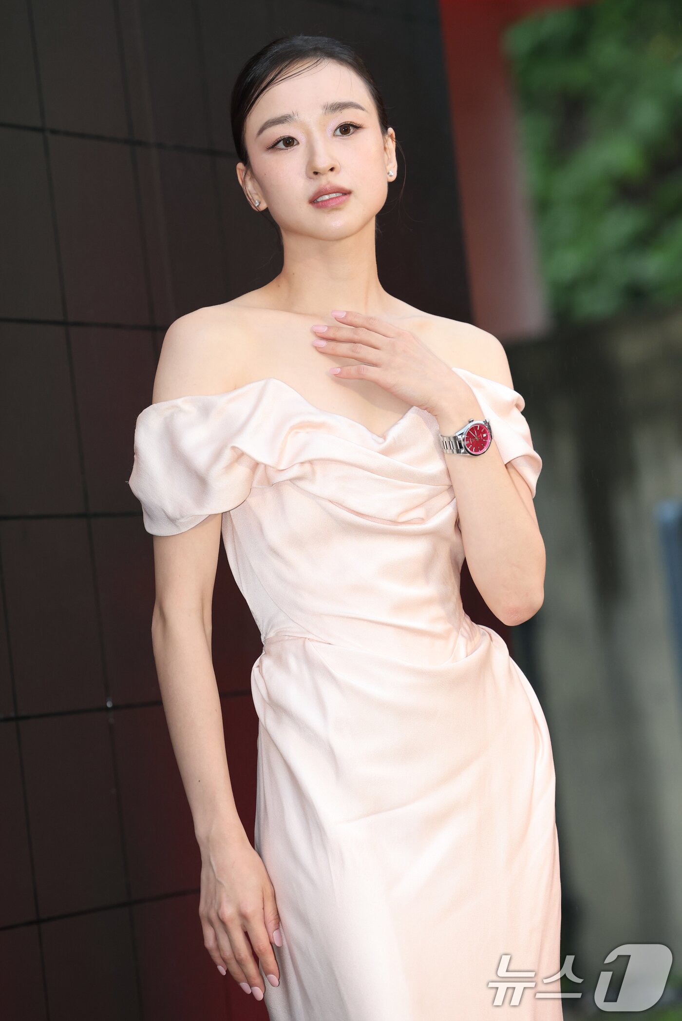 본문 이미지 - 전 체조선수 손연재가 25일 서울 오후 마포구 문화비축기지에서 열린 ‘태그호이어 갈라 디너 이벤트’에 참석해 포즈를 취하고 있다. ⓒ News1 권현진 기자