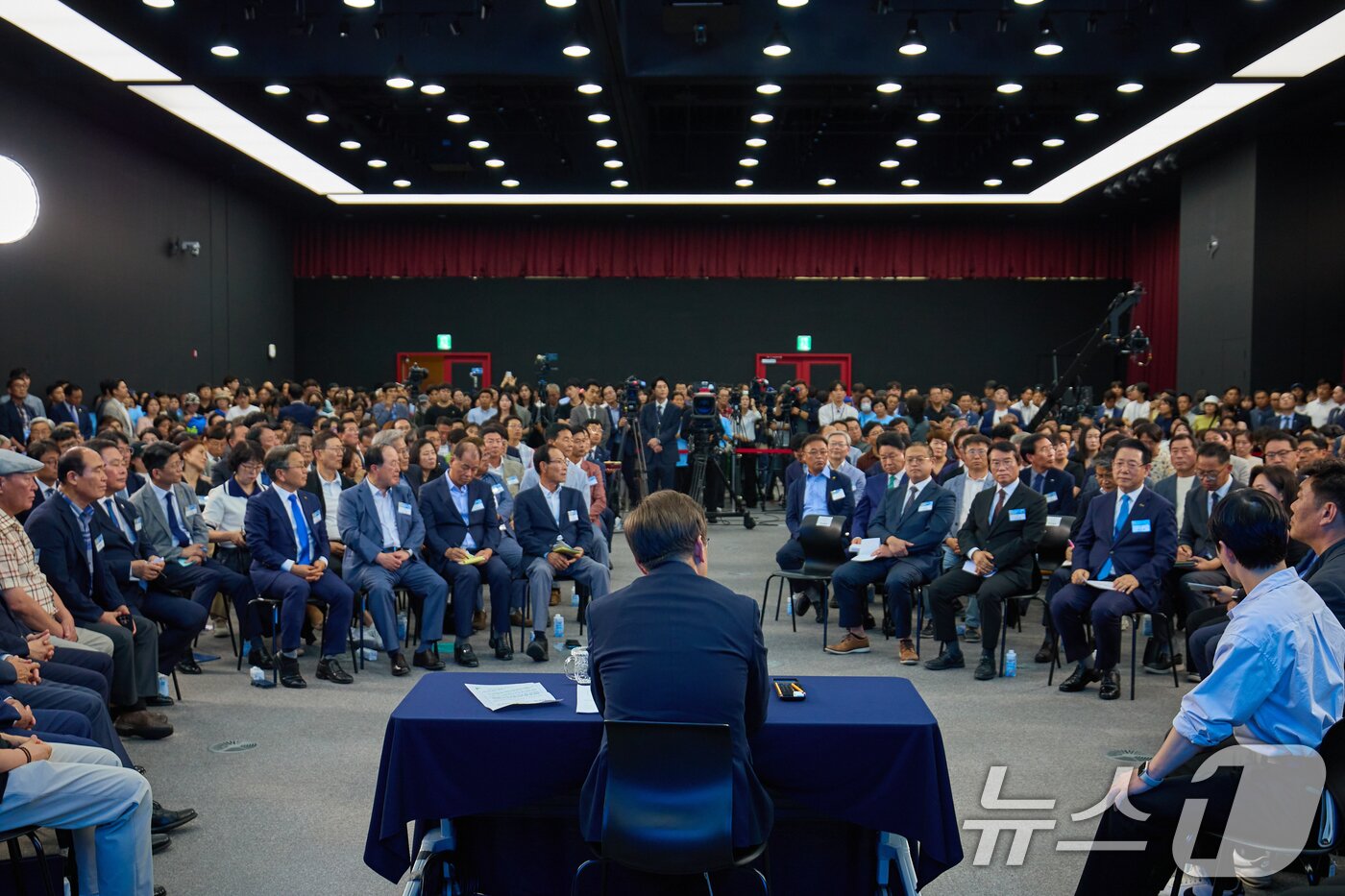 본문 이미지 - 이재명 대통령이 지난달 25일 광주 국립 아시아문화전당에서 광주시민·전남도민 타운홀미팅을 하고 있다. &#40;대통령실 제공. 재판매 및 DB 금지&#41; 2025.6.25/뉴스1 ⓒ News1 허경 기자