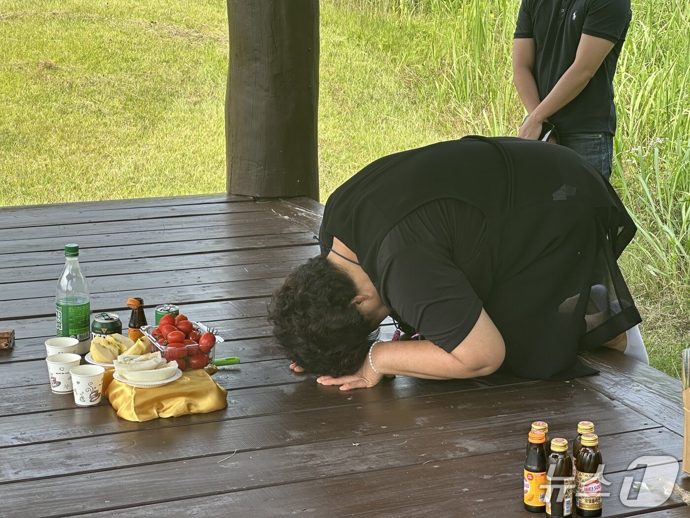 본문 이미지 - 지난 19일 고 정창숙 씨&#40;향년 23세&#41;의 어머니 진옥자 씨가 삼풍백화점 잔해가 묻힌 난지도 노을공원을 찾아 딸을 향해 절을 하고 있다.  ⓒ 뉴스1 강서연 기자