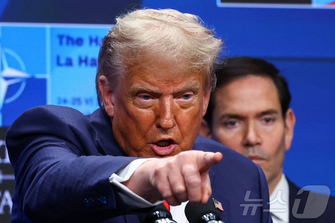 (헤이그 로이터=뉴스1) 류정민 특파원 = 도널드 트럼프 미국 대통령이 25일(현지시간) 네덜란드 헤이그에서 열린 북대서양조약기구(NATO, 나토) 정상회담을 계기로 연 기자회견에 …