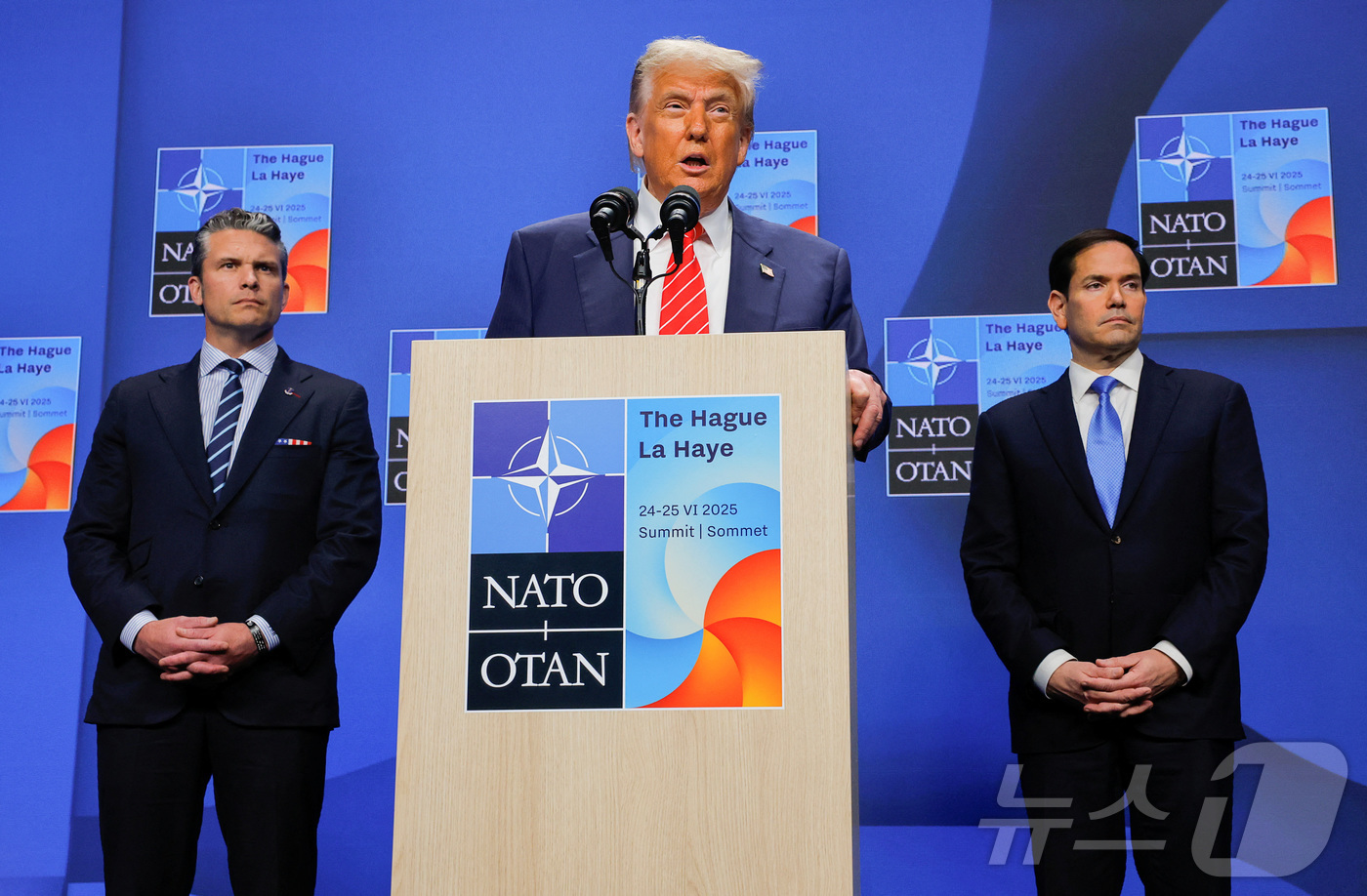 (헤이그 로이터=뉴스1) 류정민 특파원 = 도널드 트럼프 미국 대통령이 25일(현지시간) 네덜란드 헤이그에서 열린 북대서양조약기구(NATO, 나토) 정상회의 후 피트 헤그세스 국방 …