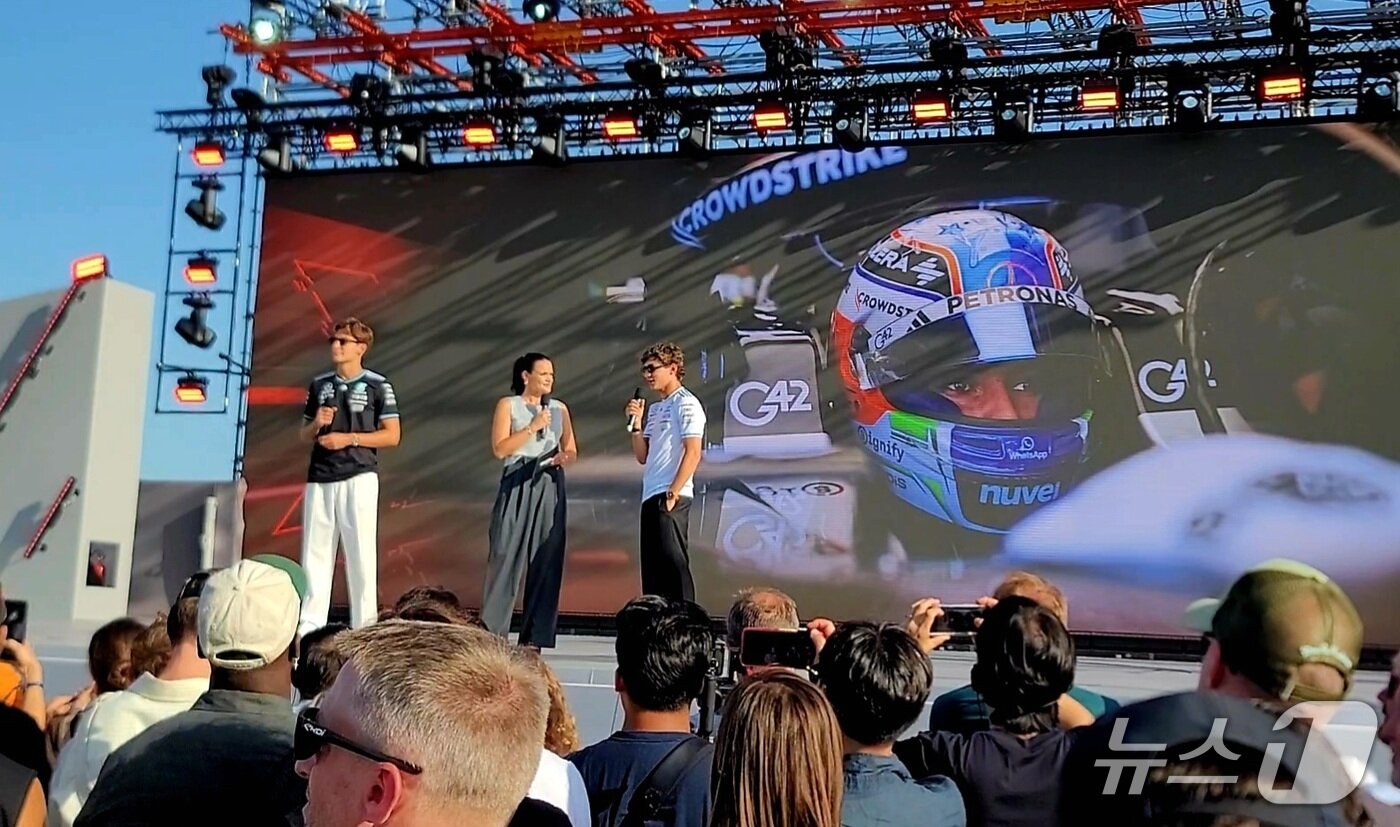 본문 이미지 - 25일 (현지시간) 독일 아팔터바흐에서 열린 메르세데스-벤츠의 고성능 브랜드 메르세데스-AMG의  전기 하이퍼카 콘셉트카 'AMG GT XX' 월드 프리미어에서 메르세데스-AMG 페트로나스 F1팀 소속 드라이버 조지 러셀(왼쪽)과 키미 안토넬리 신차 공개를 축하하고 있다. ⓒ 뉴스1 박기범 기자 
