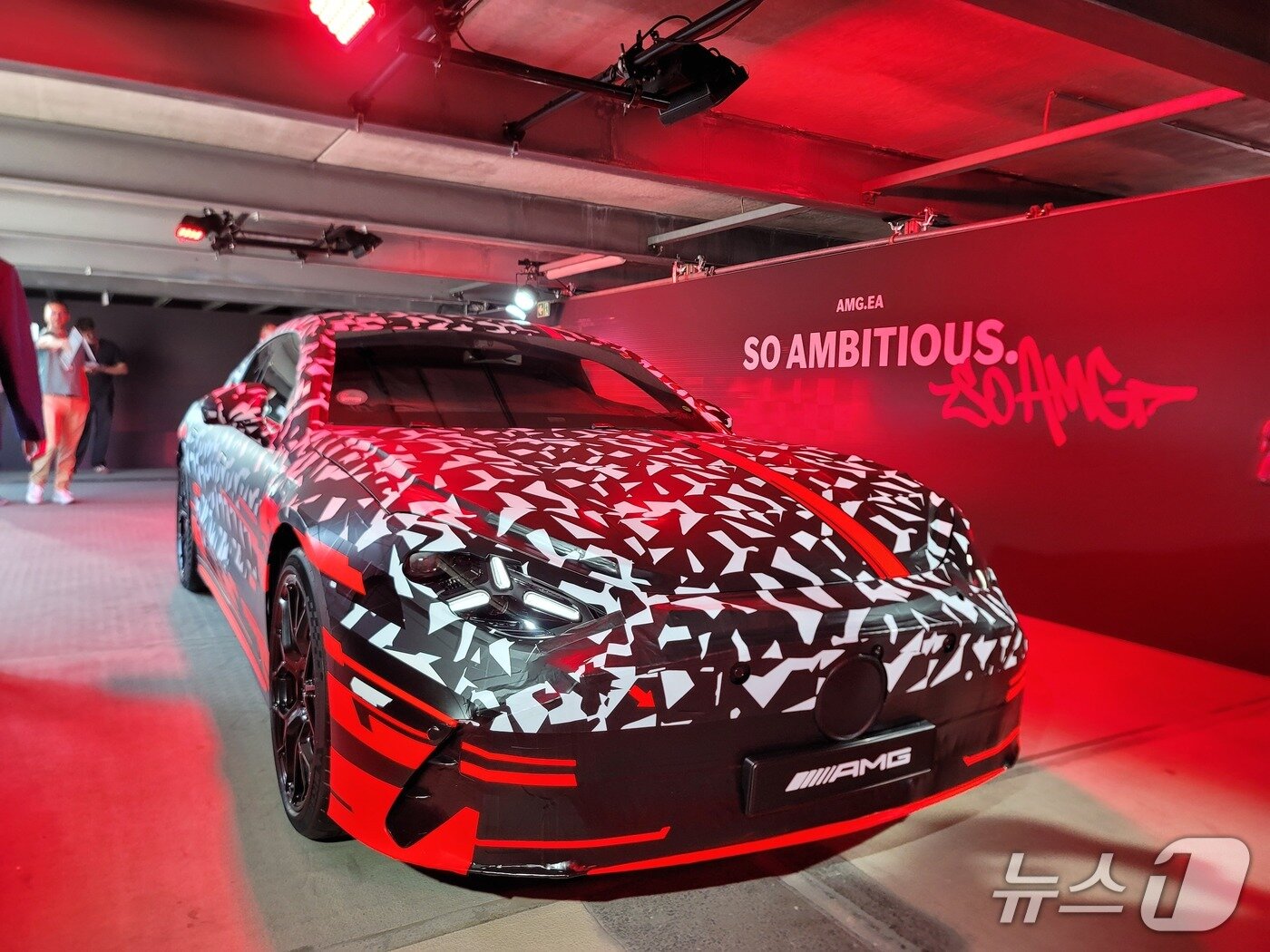 본문 이미지 - 25일 (현지시간) 독일 아팔터바흐에서 공개된 메르세데스-벤츠의 고성능 브랜드 메르세데스-AMG의 전기 하이퍼카 콘셉트카 'AMG GT XX' 양산 모델. ⓒ 뉴스1 박기범 기자