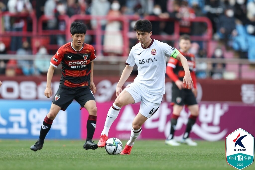 본문 이미지 - 서울 소속으로 포항을 상대했던 당시의 기성용&#40;오른쪽&#41;&#40;한국프로축구연맹 제공&#41; 