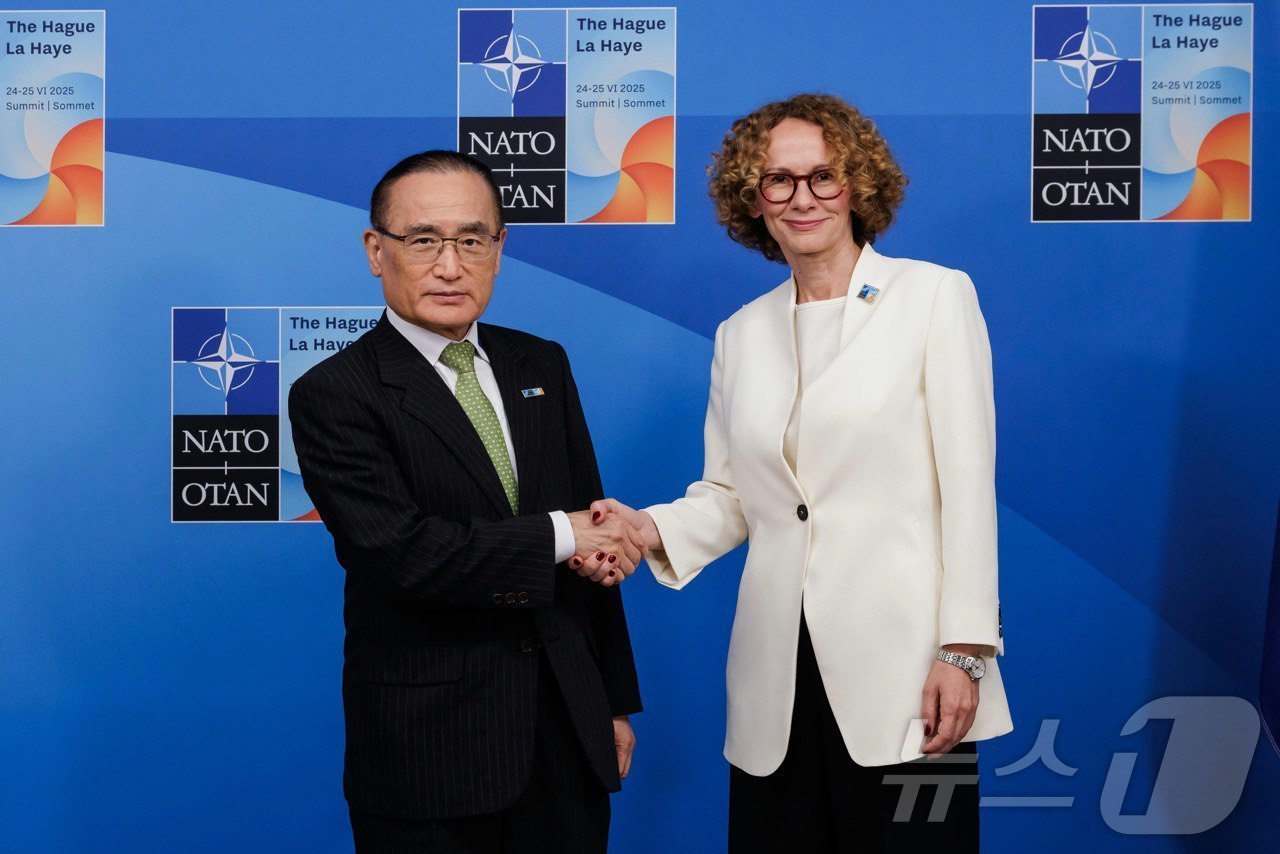 (서울=뉴스1) 이재명 기자 = 위성락 대통령실 국가안보실장이 24일(현지시간) 네덜란드 헤이그에서 라드밀라 샤케린스카 NATO사무차장과 가진 NATO 정상회의 계기 면담에서 악수 …