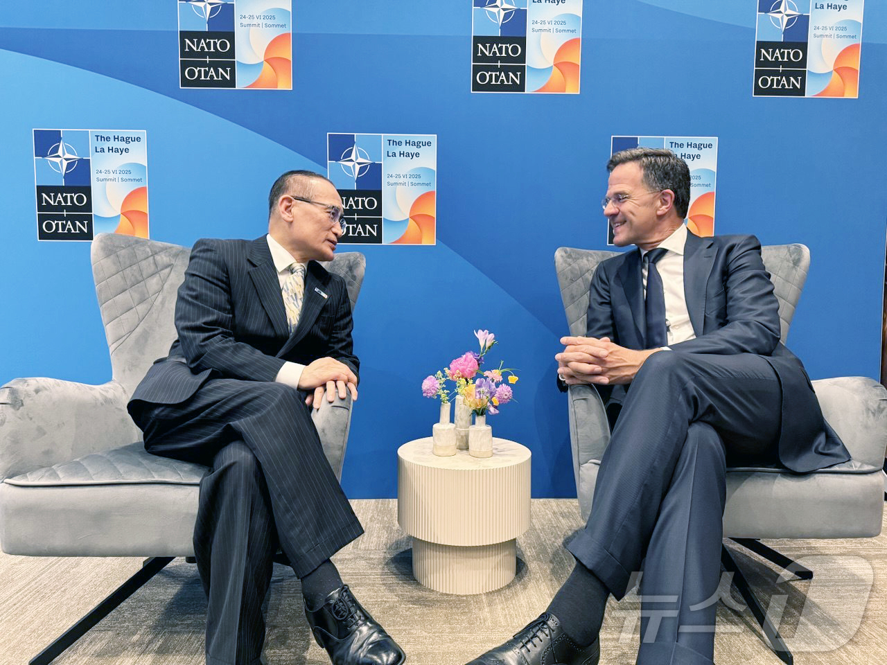 (서울=뉴스1) 이재명 기자 = 위성락 대통령실 국가안보실장이 25일(현지시간) 네덜란드 헤이그에서 라드밀라 마크 루터 NATO 사무총장과 NATO 정상회의 계기 면담을 하고 있다 …