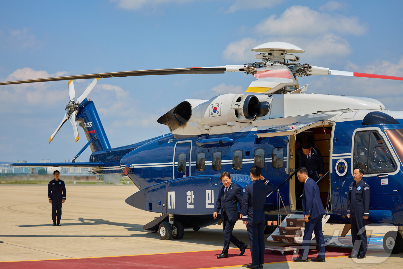 (서울=뉴스1) 이재명 기자 = 이재명 대통령이 지난 25일 광주 국립 아시아문화전당에서 광주시민·전남도민 타운홀미팅에 참석하기 위해 광주공항에 도착하고 있다. (이재명 대통령 S …