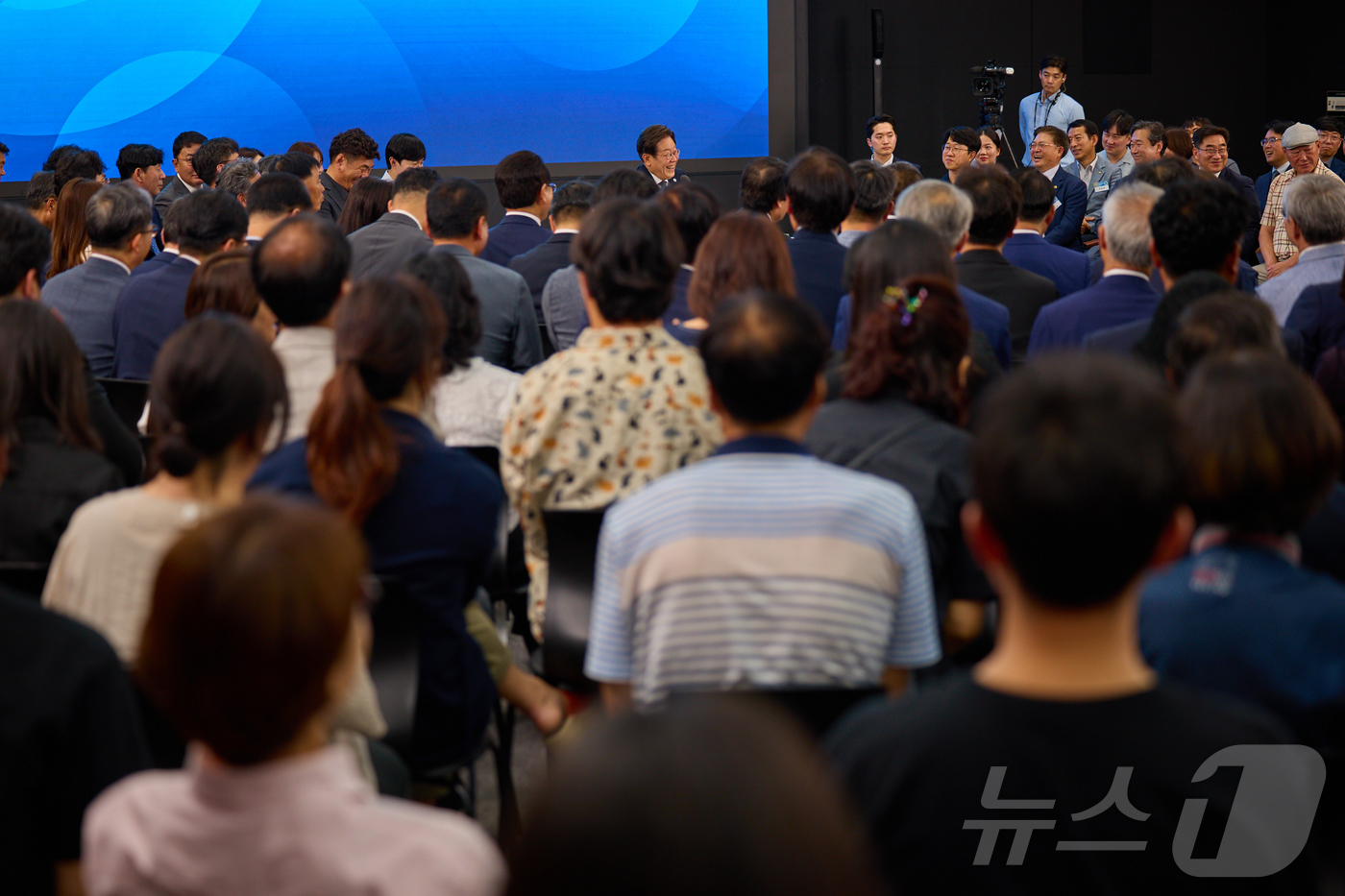 (서울=뉴스1) 이재명 기자 = 이재명 대통령이 지난 25일 광주 국립 아시아문화전당에서 광주시민·전남도민 타운홀미팅을 하고 있다. (이재명 대통령 SNS. 재판매 및 DB 금지) …