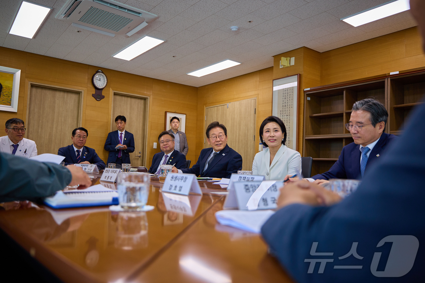 (서울=뉴스1) 이재명 기자 = 이재명 대통령과 부인 김혜경 여사가 지난 25일 전남 고흥군 국립소록도병원을 찾아 관계자들과 간담회를 갖고 있다. (이재명 대통령 SNS. 재판매 …