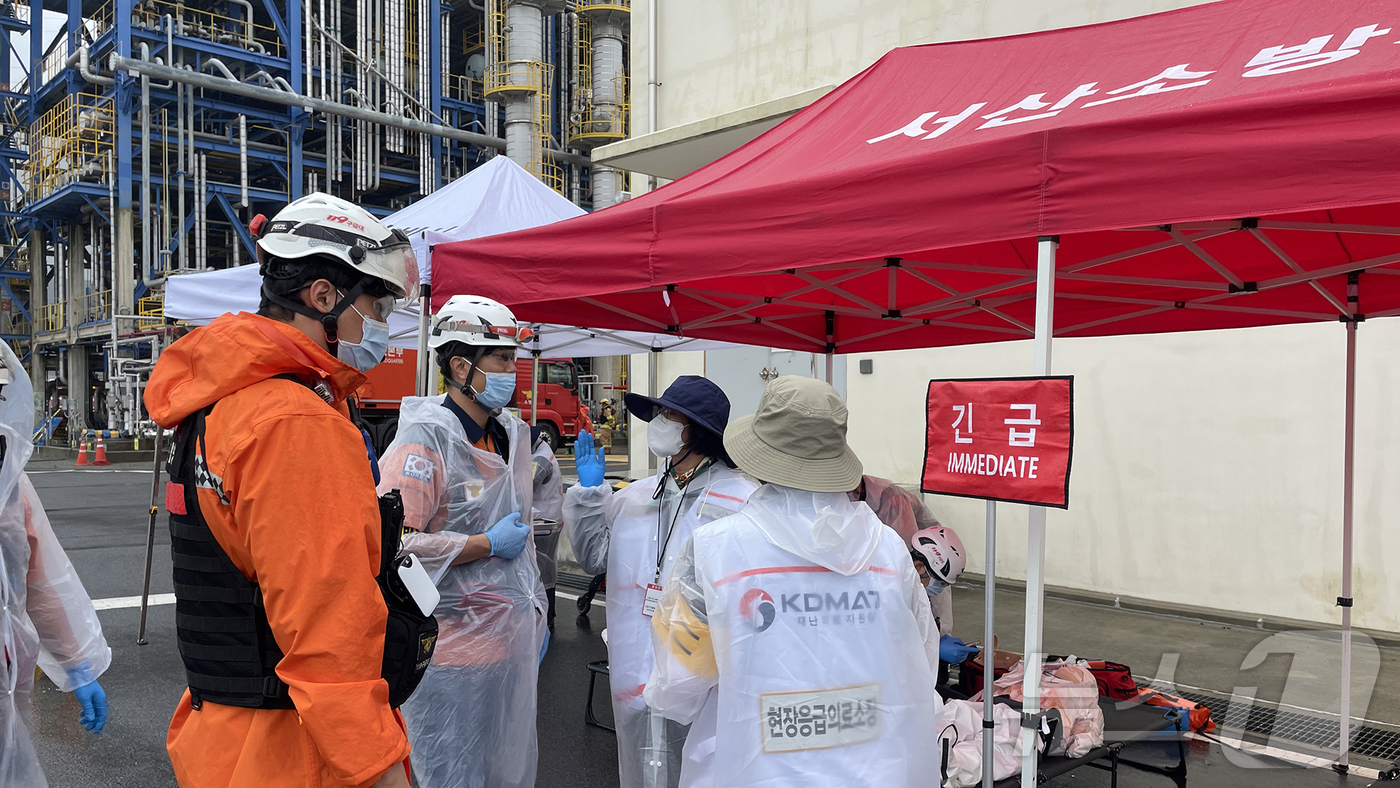 (서산=뉴스1) 이동원 기자 = 충남 서산시는 지난 25일 코오롱인더스트리 대산공장에서 ‘2025년 재난 대비 안전충남훈련’을 실시했다.복합 재난 시 유기적이고 신속한 대응 체계를 …