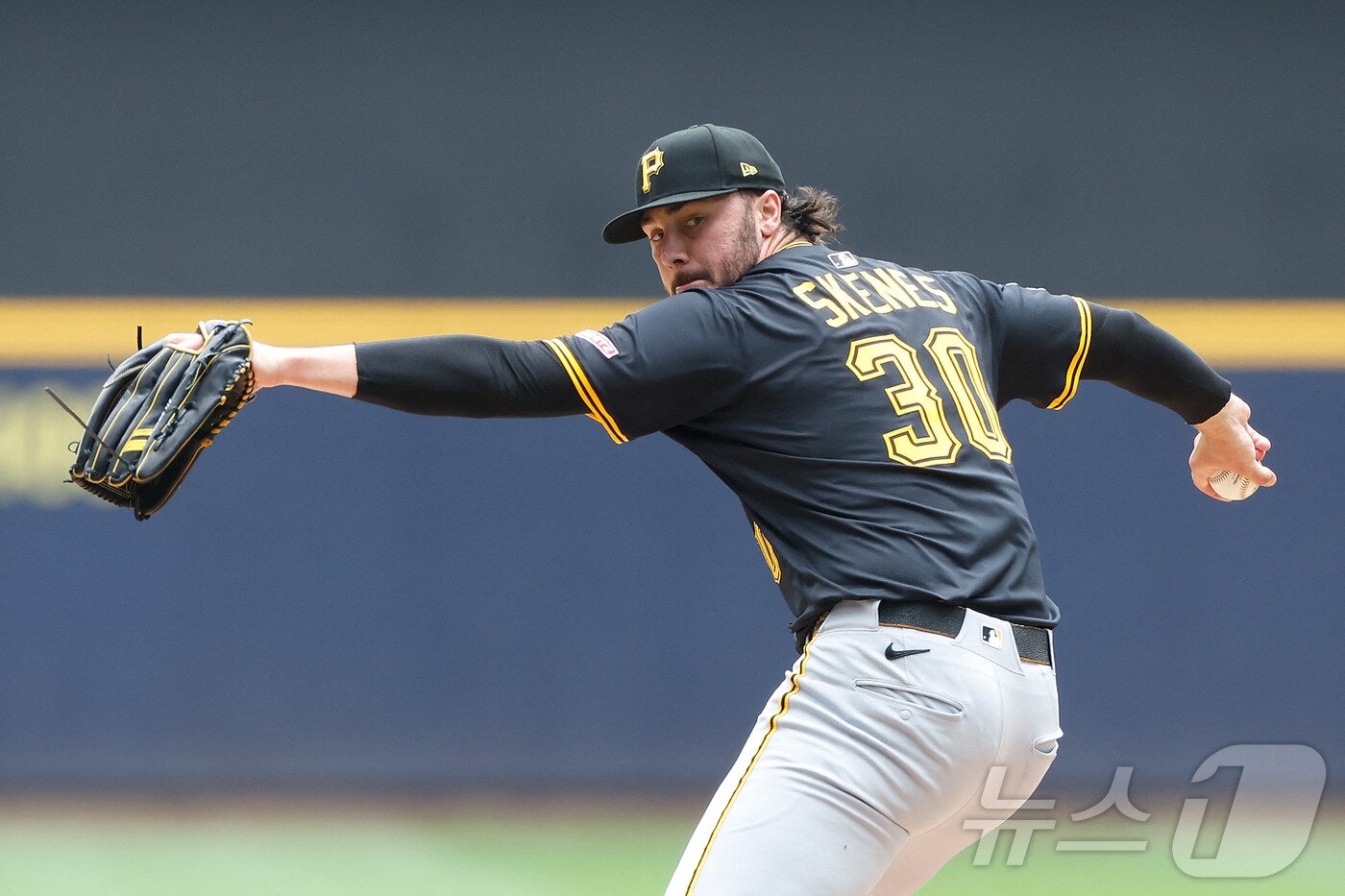 본문 이미지 - 피츠버그 파이리츠 폴 스킨스가 26일&#40;한국시간&#41; 열린 2025 메이저리그 밀워키 브루어스전에서 4이닝 4실점으로 시즌 7패를 당했다. ⓒ AFP=뉴스1