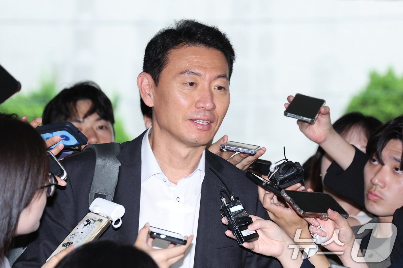 본문 이미지 - 윤석열 전 대통령의 부인 김건희 여사 의혹 관련 사건 수사를 맡은 민중기 특별검사팀의 박상진 특검보가 26일 오전 서울 서초구 사무실로 출근하고 있다. 2025.6.26/뉴스1 ⓒ News1 신웅수 기자