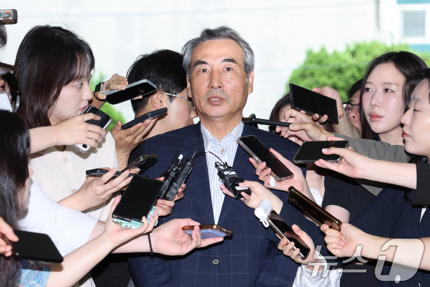 (서울=뉴스1) 신웅수 기자 = 윤석열 전 대통령의 부인 김건희 여사 의혹 관련 사건 수사를 맡은 민중기 특별검사가 26일 오전 서울 서초구 사무실로 출근하며 취재진의 질의에 답변 …