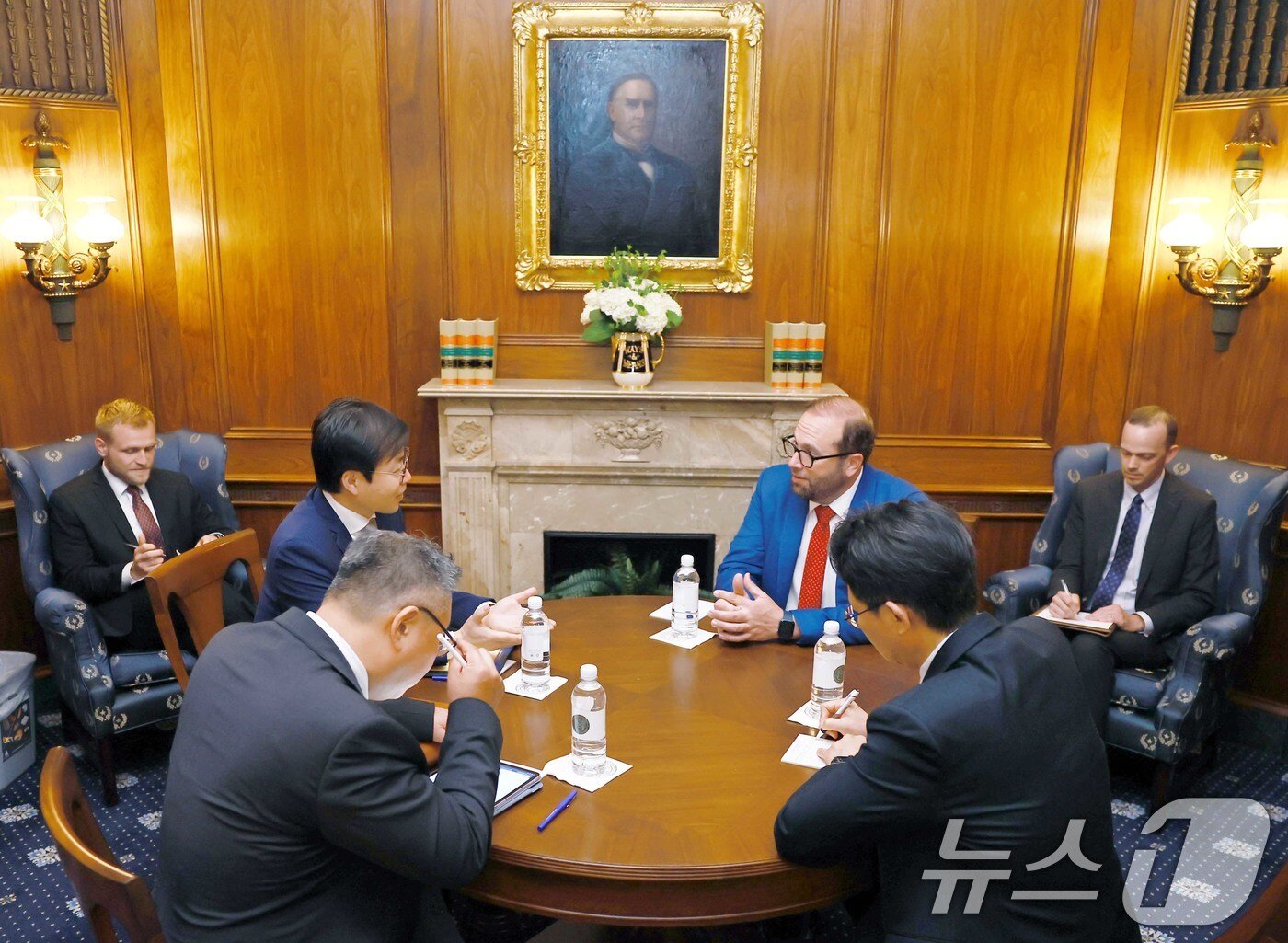 본문 이미지 - 여한구 산업통상자원부 통상교섭본부장이 25일(현지시간) 미국 워싱턴 D.C, 미국 의회 제이슨 스미스 미국 하원 세입위원회 위원장 집무실에서 면담을 나누고 있다. (산업통상자원부 제공. 재판매 및 DB 금지) 2025.6.26/뉴스1
