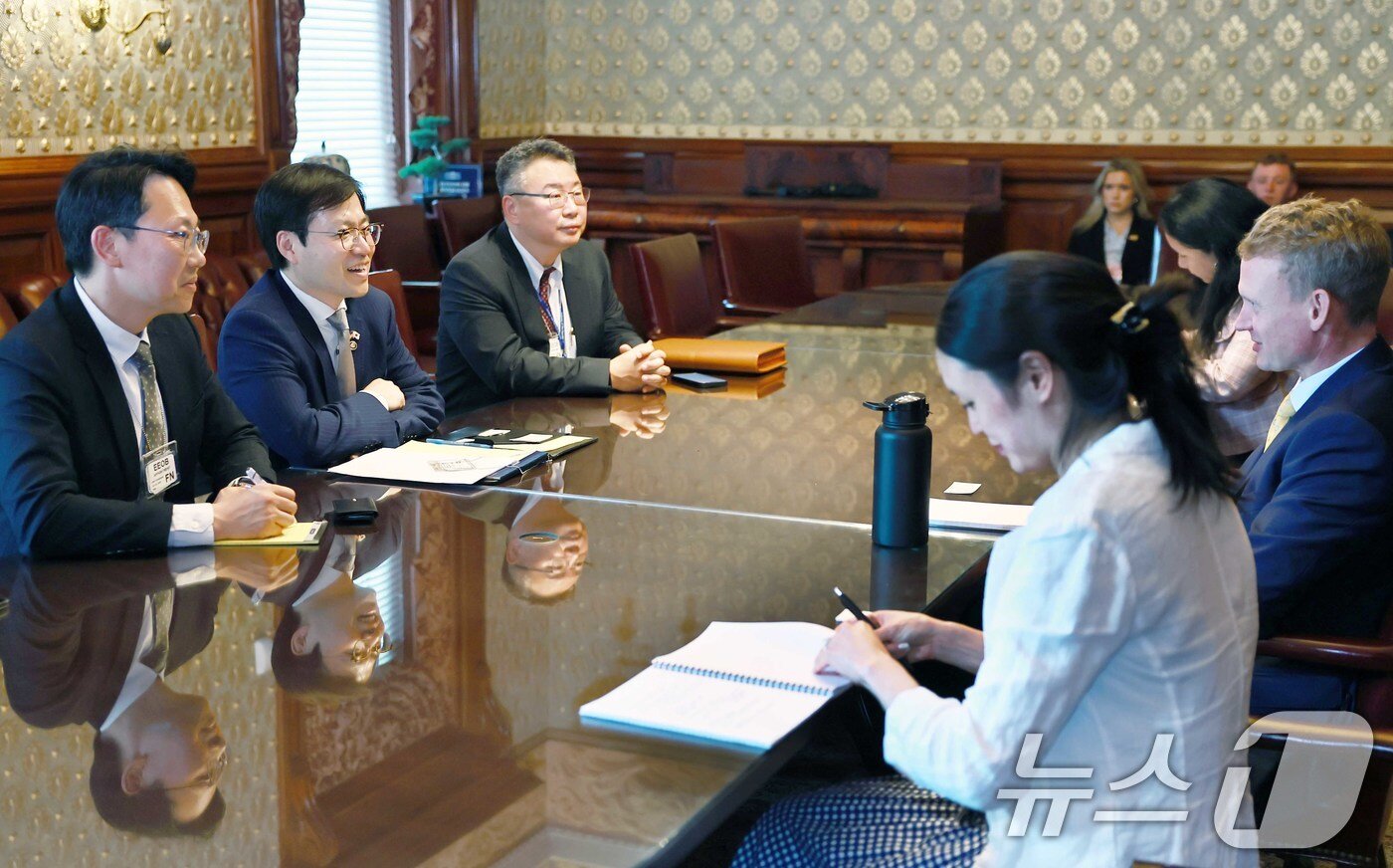 본문 이미지 - 여한구 산업통상자원부 통상교섭본부장이 25일(현지시간) 미국 워싱턴 D.C. 백악관에서 벤자민 크로이 미국 백악관 부통령 국제통상특보를 비롯한 아시아·통상 담당 관계자들과 면담을 나누고 있다. (산업통상자원부 제공. 재판매 및 DB 금지) 2025.6.26/뉴스1