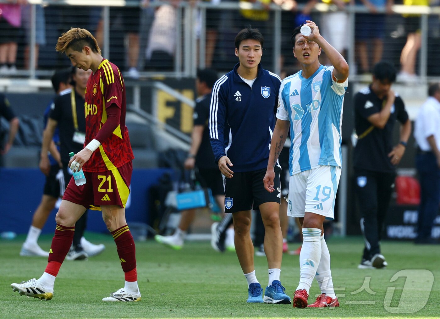 본문 이미지 - 울산 HD 조현우와 김영권. ⓒ 로이터=뉴스1