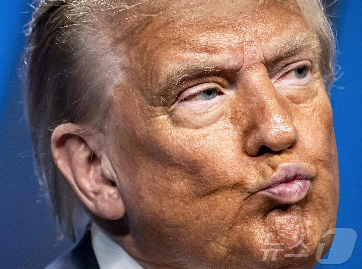 (헤이그 AFP=뉴스1) 류정민 특파원 = 도널드 트럼프 미국 대통령이 25일(현지시간) 헤이그에서 열린 북대서양조약기구(NATO) 정상 회담에서 기자회견 중 불만스러운 표정을 짓 …