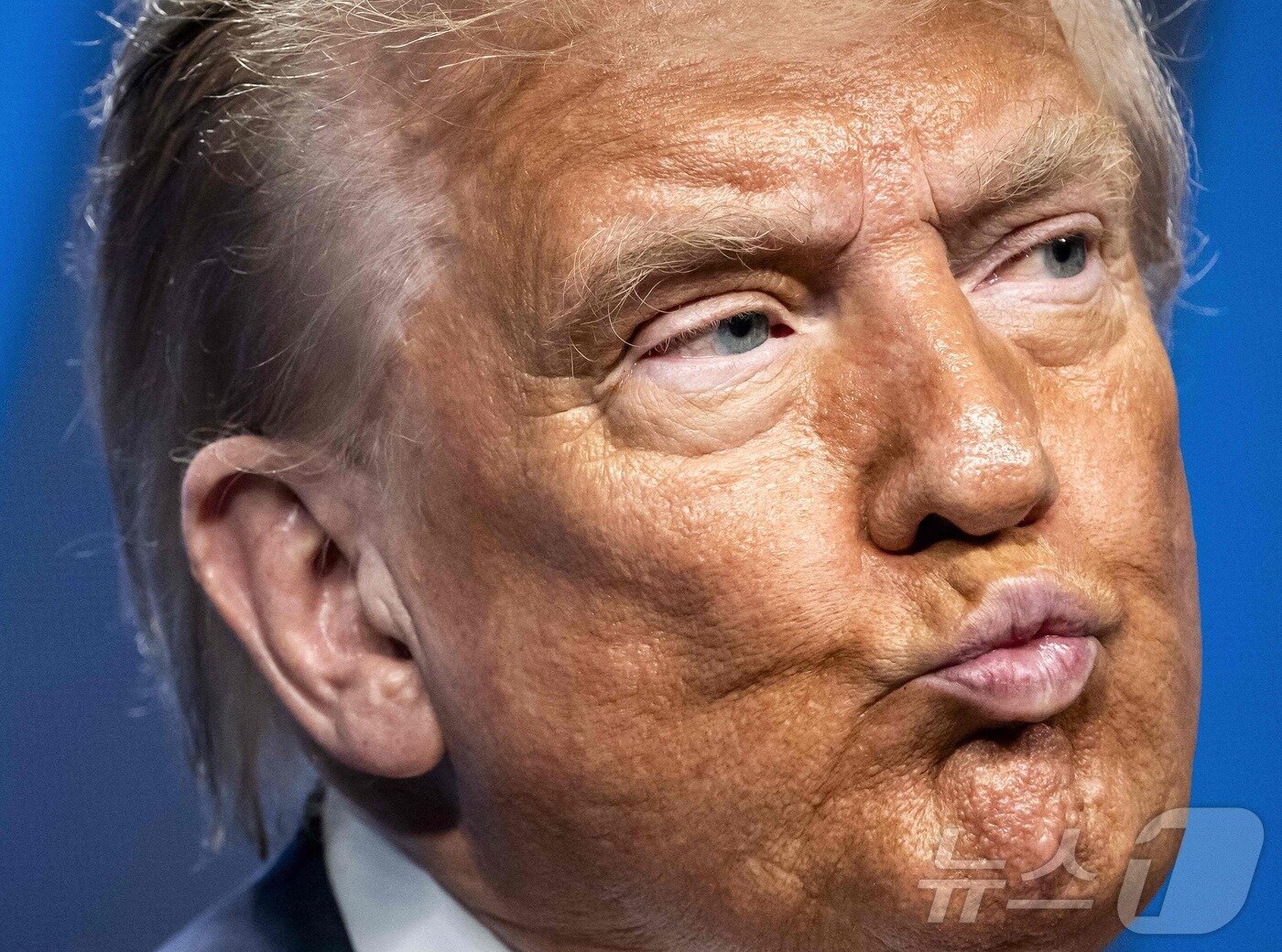 본문 이미지 - 도널드 트럼프 미국 대통령이 25일&#40;현지시간&#41; 헤이그에서 열린 북대서양조약기구&#40;NATO&#41; 정상 회담에서 기자회견 중 불만스러운 표정을 짓고 있다. 2025.06.25 ⓒ AFP=뉴스1 ⓒ News1 류정민 특파원