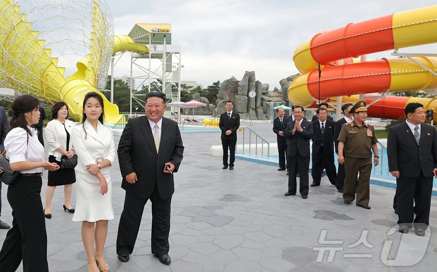 본문 이미지 - &#40;평양 노동신문=뉴스1&#41; = 김정은 북한 노동당 총비서와 딸 주애가 지난 6월 원산 갈마해안관광지구 준공식에 참석한 모습. [국내에서만 사용가능. 재배포 금지. DB 금지. For Use Only in the Republic of Korea. Redistribution Prohibited] rodongphoto@news1.kr