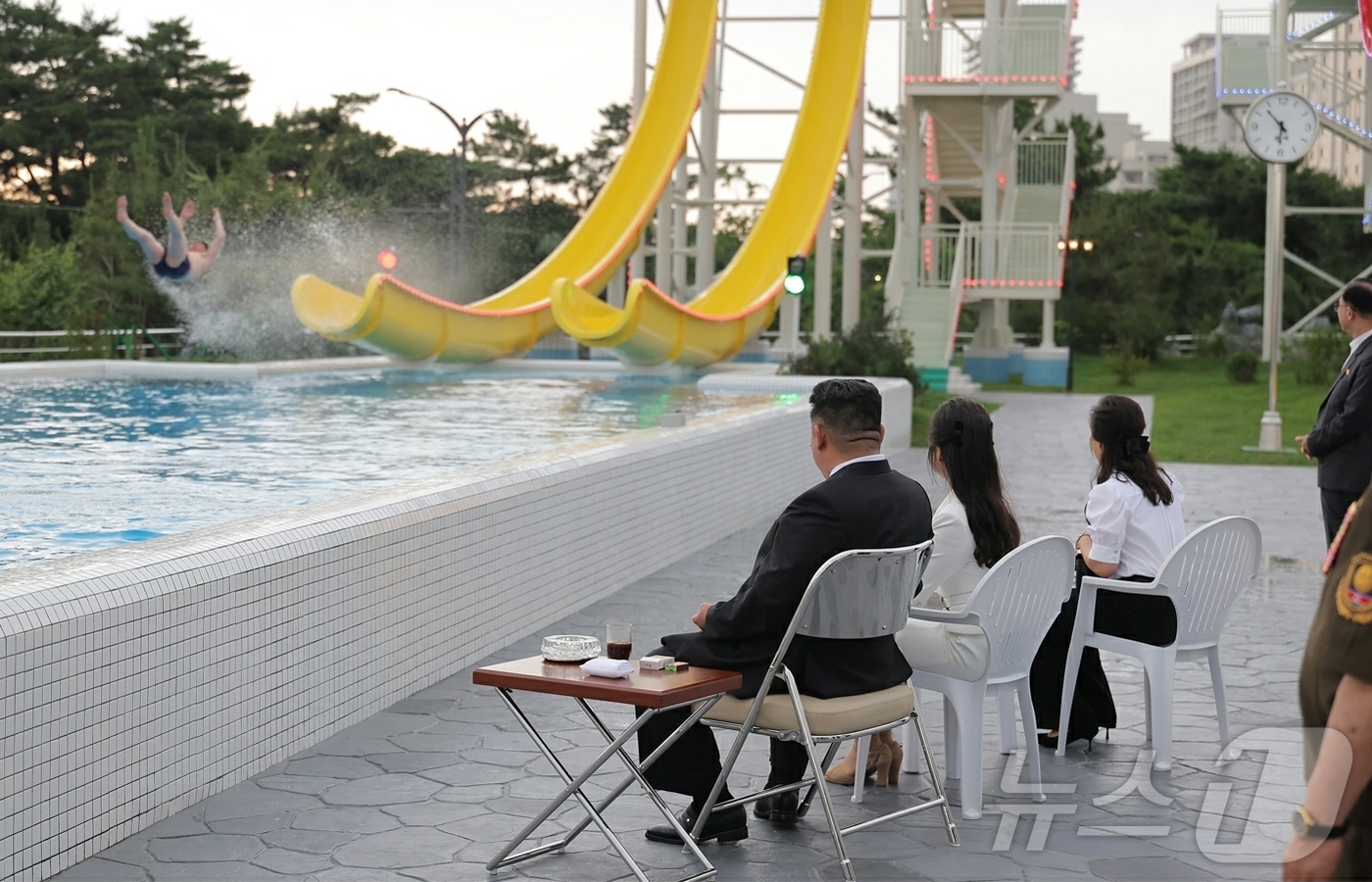 (평양 노동신문=뉴스1) = 북한 노동당 기관지 노동신문은 26일 "세계를 앞서나가려는 우리 인민의 애국적 열정을 배가해주는 긍지스럽고 고무적인 창조물인 원산갈마해안관광지구 준공식 …