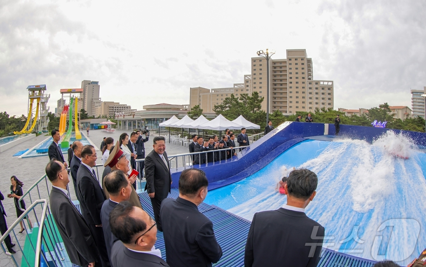 (평양 노동신문=뉴스1) = 북한 노동당 기관지 노동신문은 26일 "세계를 앞서나가려는 우리 인민의 애국적 열정을 배가해주는 긍지스럽고 고무적인 창조물인 원산갈마해안관광지구 준공식 …