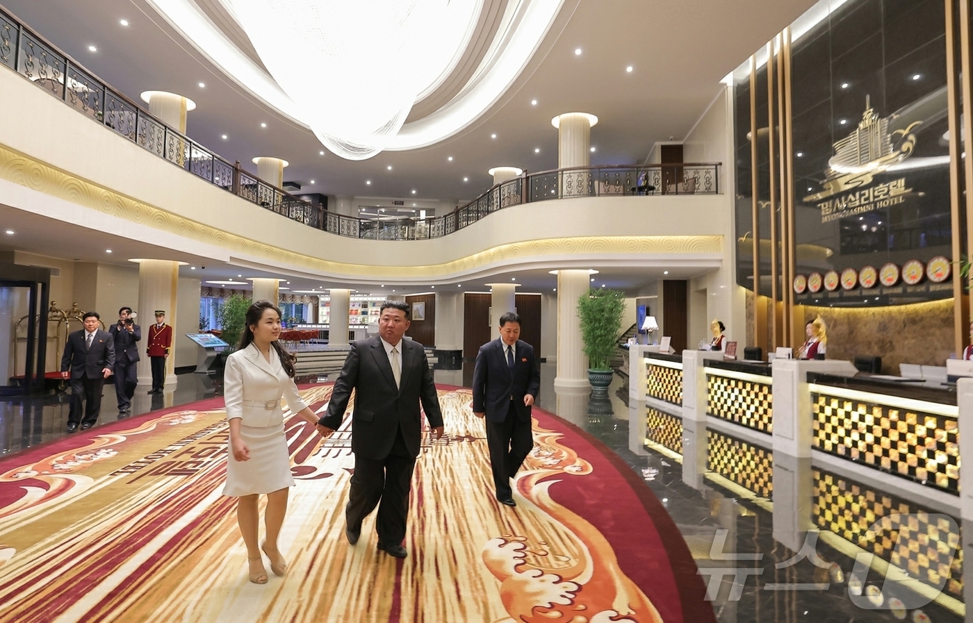 (평양 노동신문=뉴스1) = 북한 노동당 기관지 노동신문은 26일 "세계를 앞서나가려는 우리 인민의 애국적 열정을 배가해주는 긍지스럽고 고무적인 창조물인 원산갈마해안관광지구 준공식 …