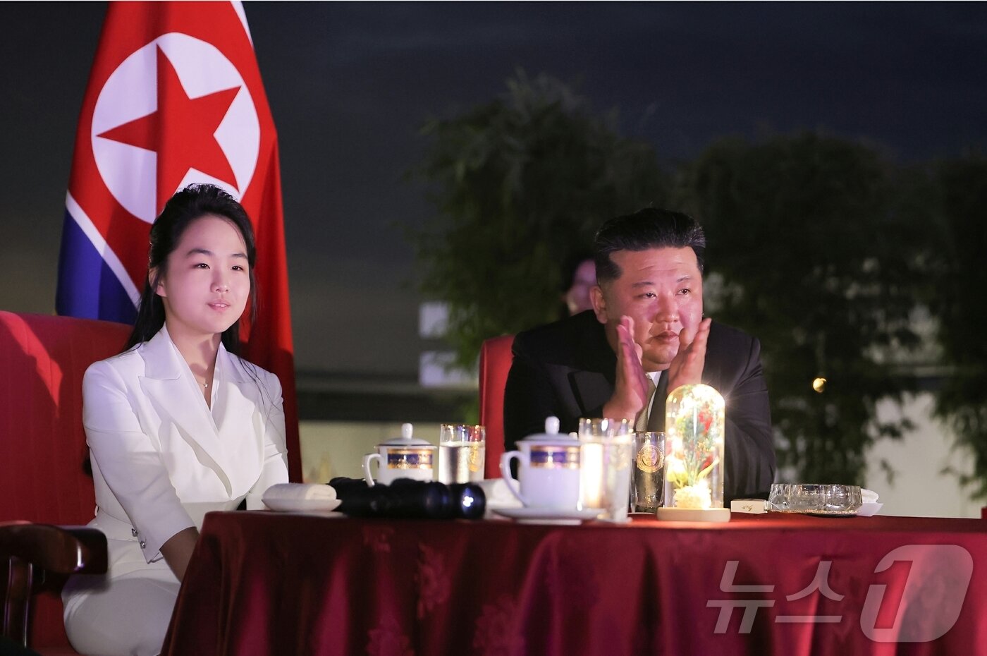 본문 이미지 - 북한 노동당 기관지 노동신문은 26일 &#34;세계를 앞서나가려는 우리 인민의 애국적 열정을 배가해주는 긍지스럽고 고무적인 창조물인 원산갈마해안관광지구 준공식이 6월 24일에 성대히 진행됐다＂고 보도했다. 행사에는 리설주 여사와 딸 주애가 동행했다. [국내에서만 사용가능. 재배포 금지. DB 금지. For Use Only in the Republic of Korea. Redistribution Prohibited] rodongphoto@news1.kr