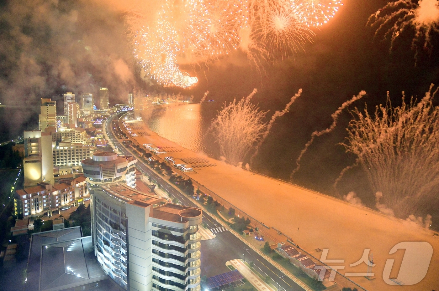 (평양 노동신문=뉴스1) = 북한 노동당 기관지 노동신문은 26일 "세계를 앞서나가려는 우리 인민의 애국적 열정을 배가해주는 긍지스럽고 고무적인 창조물인 원산갈마해안관광지구 준공식 …