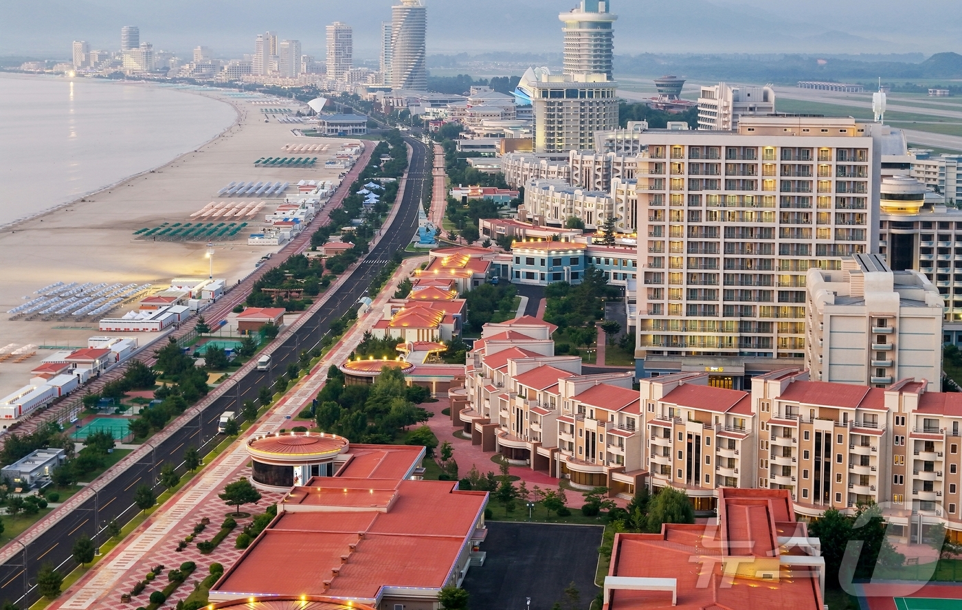 (평양 노동신문=뉴스1) = 북한 노동당 기관지 노동신문은 26일 "세계를 앞서나가려는 우리 인민의 애국적 열정을 배가해주는 긍지스럽고 고무적인 창조물인 원산갈마해안관광지구 준공식 …