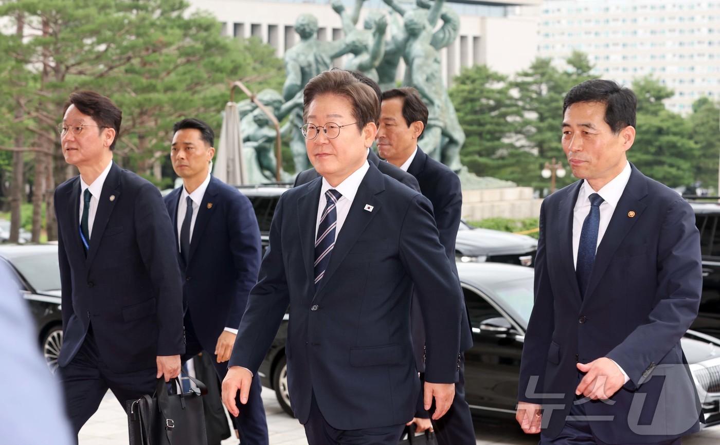 (서울=뉴스1) 국회사진기자단 = 이재명 대통령이 26일 서울 여의도 국회에서 시정연설을 하기 위해 입장하고 있다. 2025.6.26/뉴스1