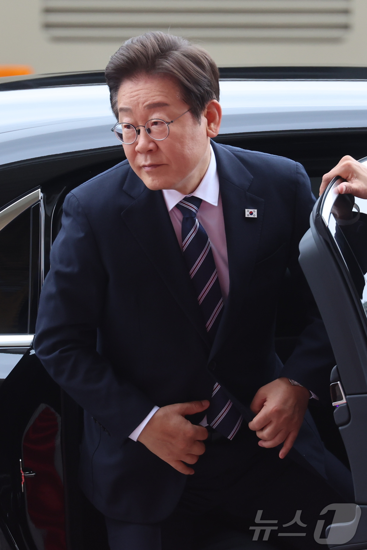 (서울=뉴스1) 국회사진기자단 = 이재명 대통령이 첫 국회 시정연설을 하기 위해 26일 서울 여의도 국회에 도착해 차에서 내리고 있다. 2025.6.26/뉴스1