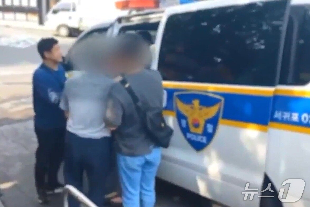 본문 이미지 - 제주 서귀포 매일올레시장 내 공원에서 벌어진 상습 윷놀이 도박판.(서귀포경찰서 제공. 재판매 및 DB 금지)