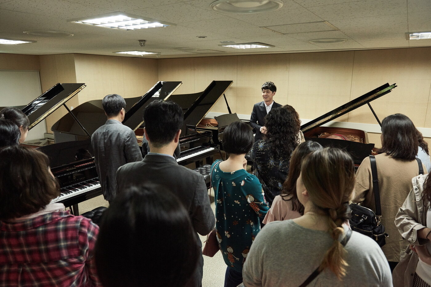 본문 이미지 - 참가자들의 피아노 보관실 투어 모습(롯데문화재단 제공)