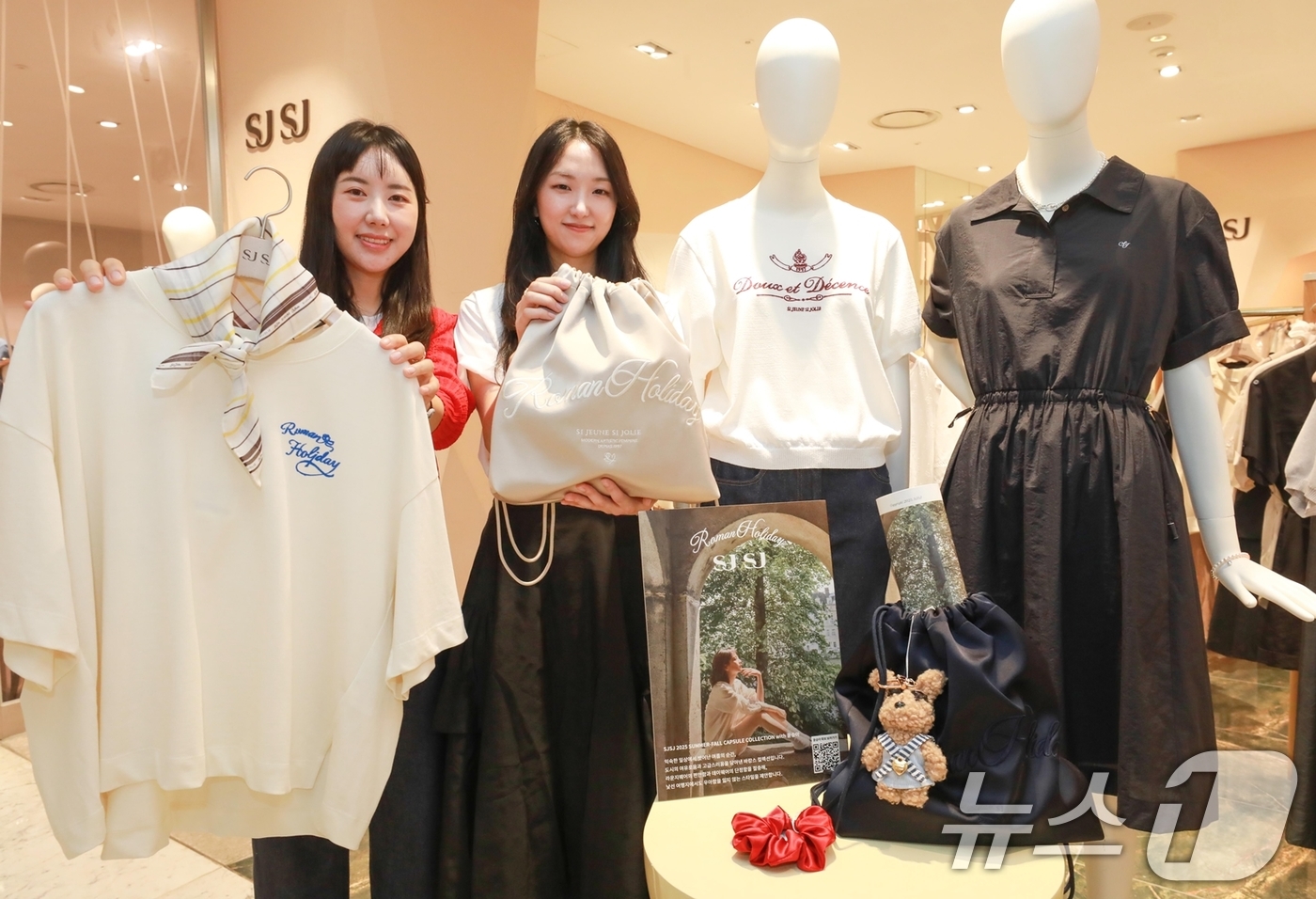 (서울=뉴스1) = 현대백화점그룹 계열 패션전문기업 한섬의 여성캐주얼 브랜드 'SJSJ'는 2025 캡슐 컬렉션 '로마의 휴일'을 선보인다고 26일 밝혔다.서울 강남구 현대백화점 …