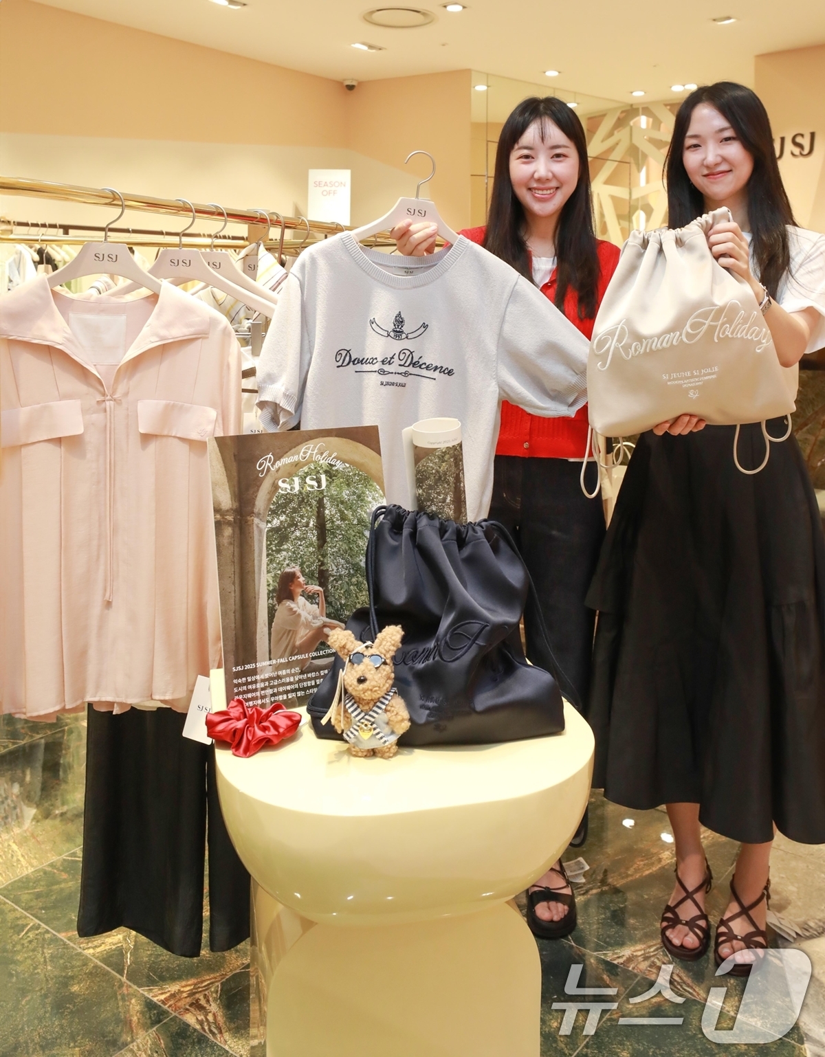 (서울=뉴스1) = 현대백화점그룹 계열 패션전문기업 한섬의 여성캐주얼 브랜드 'SJSJ'는 2025 캡슐 컬렉션 '로마의 휴일'을 선보인다고 26일 밝혔다.서울 강남구 현대백화점 …