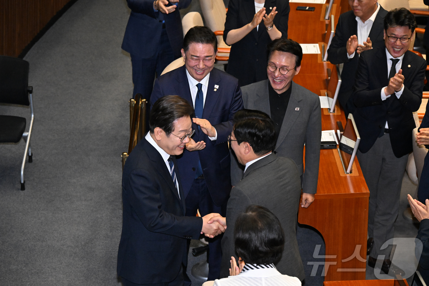 (서울=뉴스1) 국회사진기자단 = 이재명 대통령이 26일 오전 서울 여의도 국회에서 열린 본회의에서 2025년도 제2회 추가경정예산(추경)에 대한 시정연설을 하기 전 더불어민주당 …