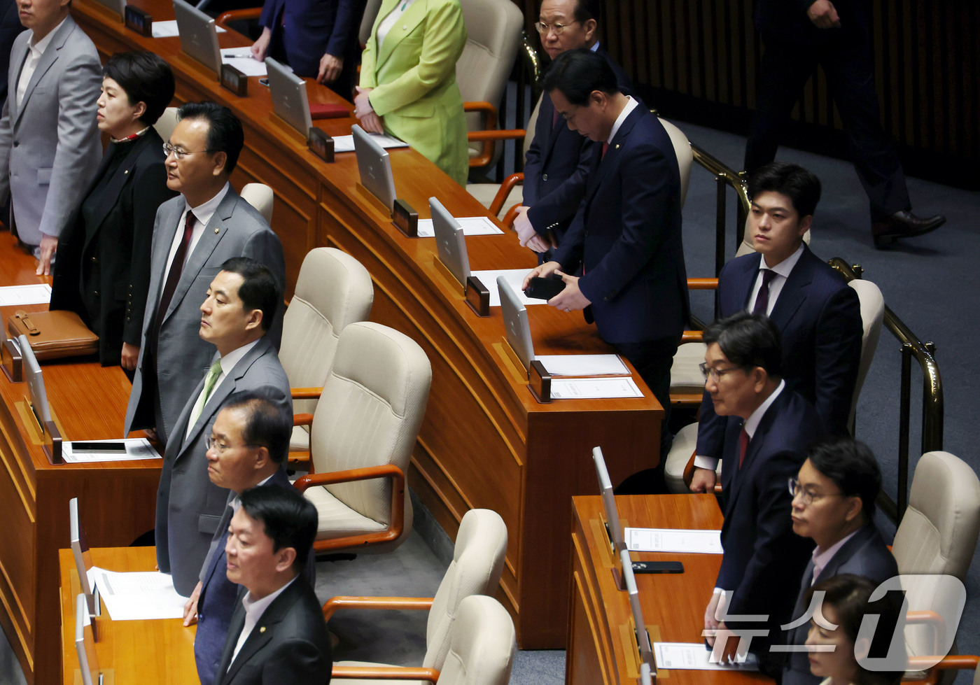 (서울=뉴스1) 국회사진기자단 = 김용태 국민의힘 비상대책위원장과 송언석 원내대표를 비롯한 야당 의원들이 26일 서울 여의도 국회 본회의장에서 시정연설을 하기 위해 입장하는 이재명 …