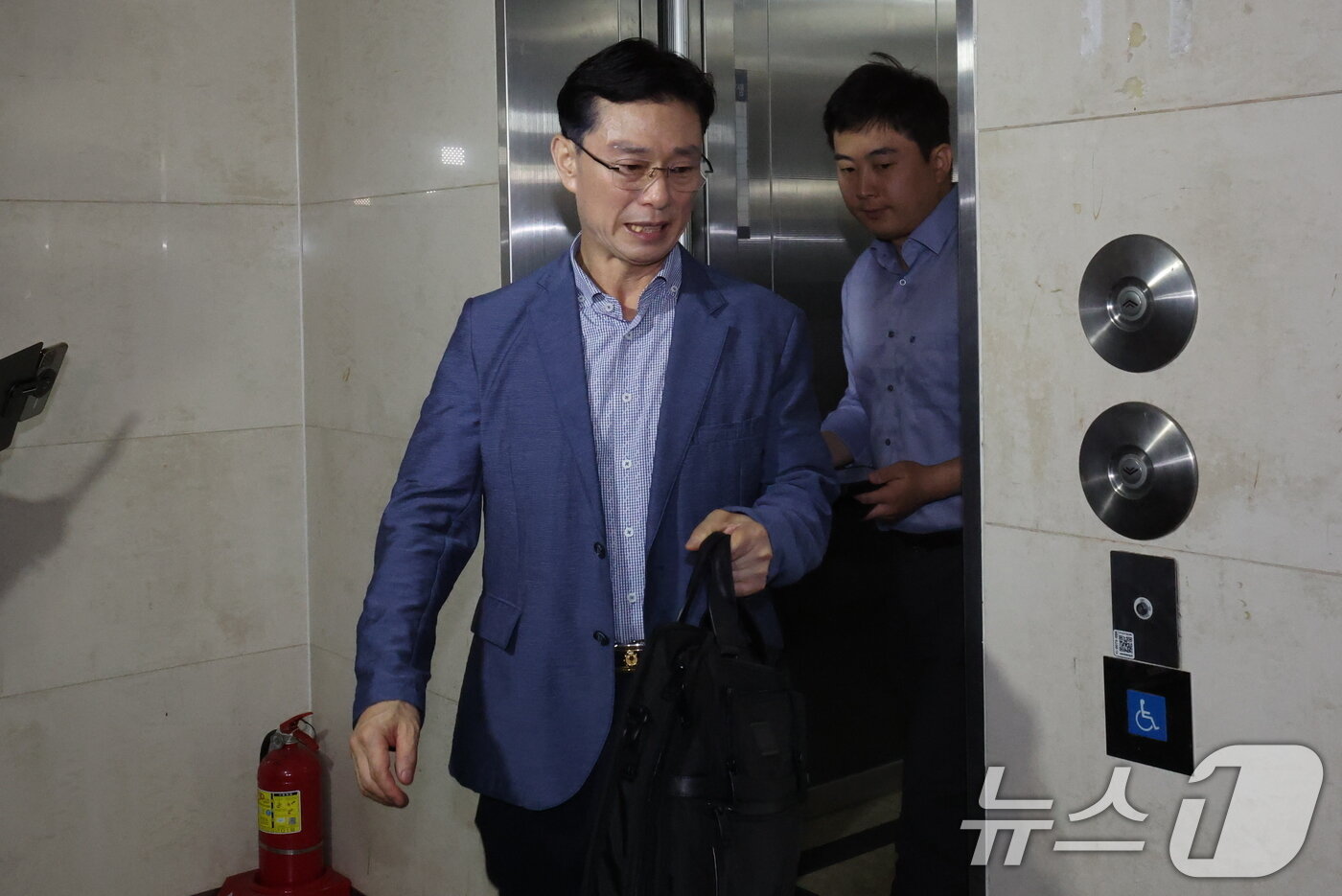 본문 이미지 - 이명현 순직해병 특검과 면담요청을 위해 서초구 특검 사무실을 찾은 임성근 전 해병대 1사단장이 지난 26일 특검과 면담 불발 후 사무실을 나서고 있다. 2025.6.26/뉴스1 ⓒ News1 박세연 기자