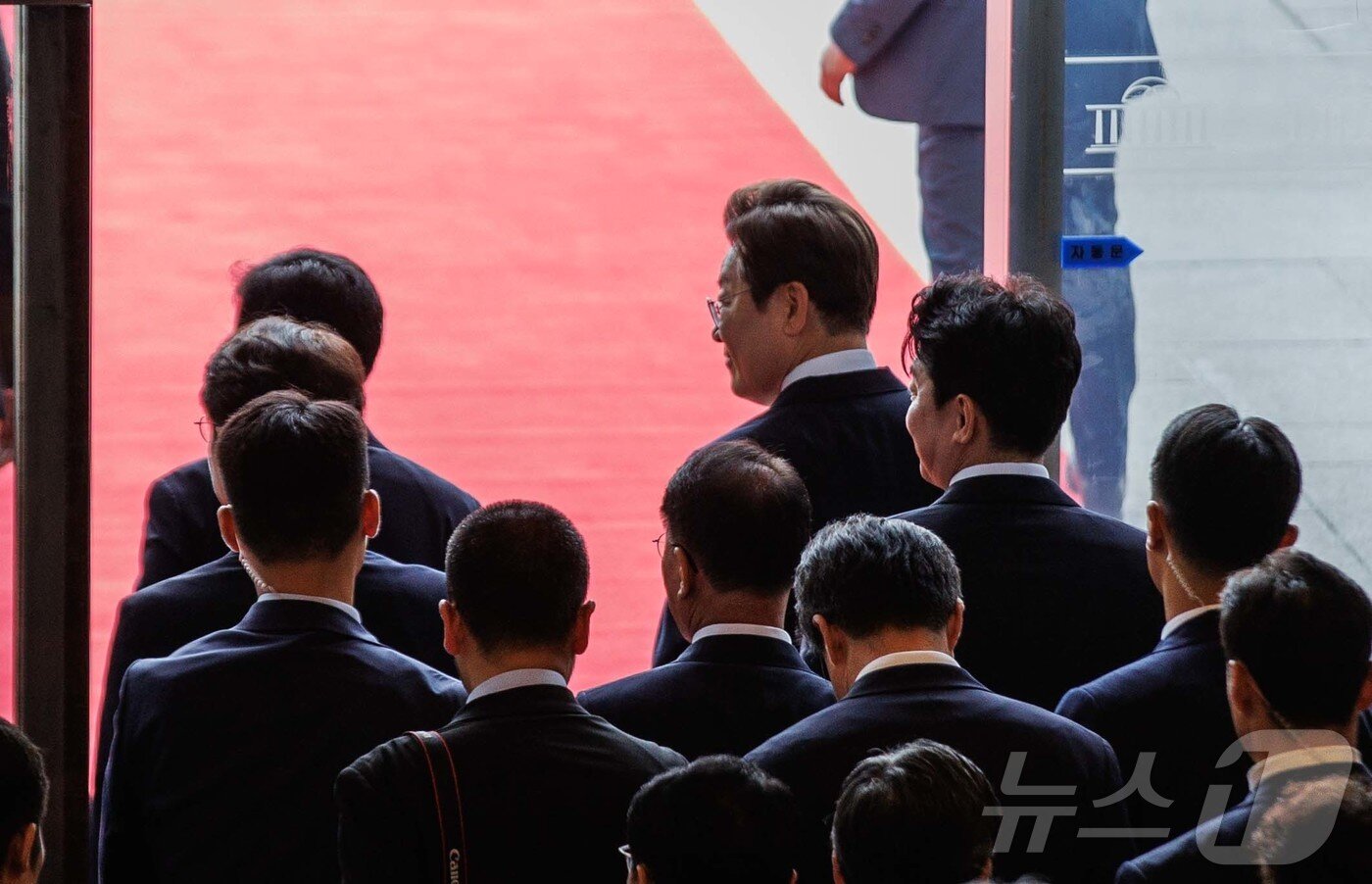 본문 이미지 - 이재명 대통령이 26일 오전 서울 여의도 국회에서 2025년도 제2회 추가경정예산안에 대한 정부의 시정연설을 마치고 본회의장을 나서고 있다. 2025.6.26/뉴스1 ⓒ News1 국회사진기자단