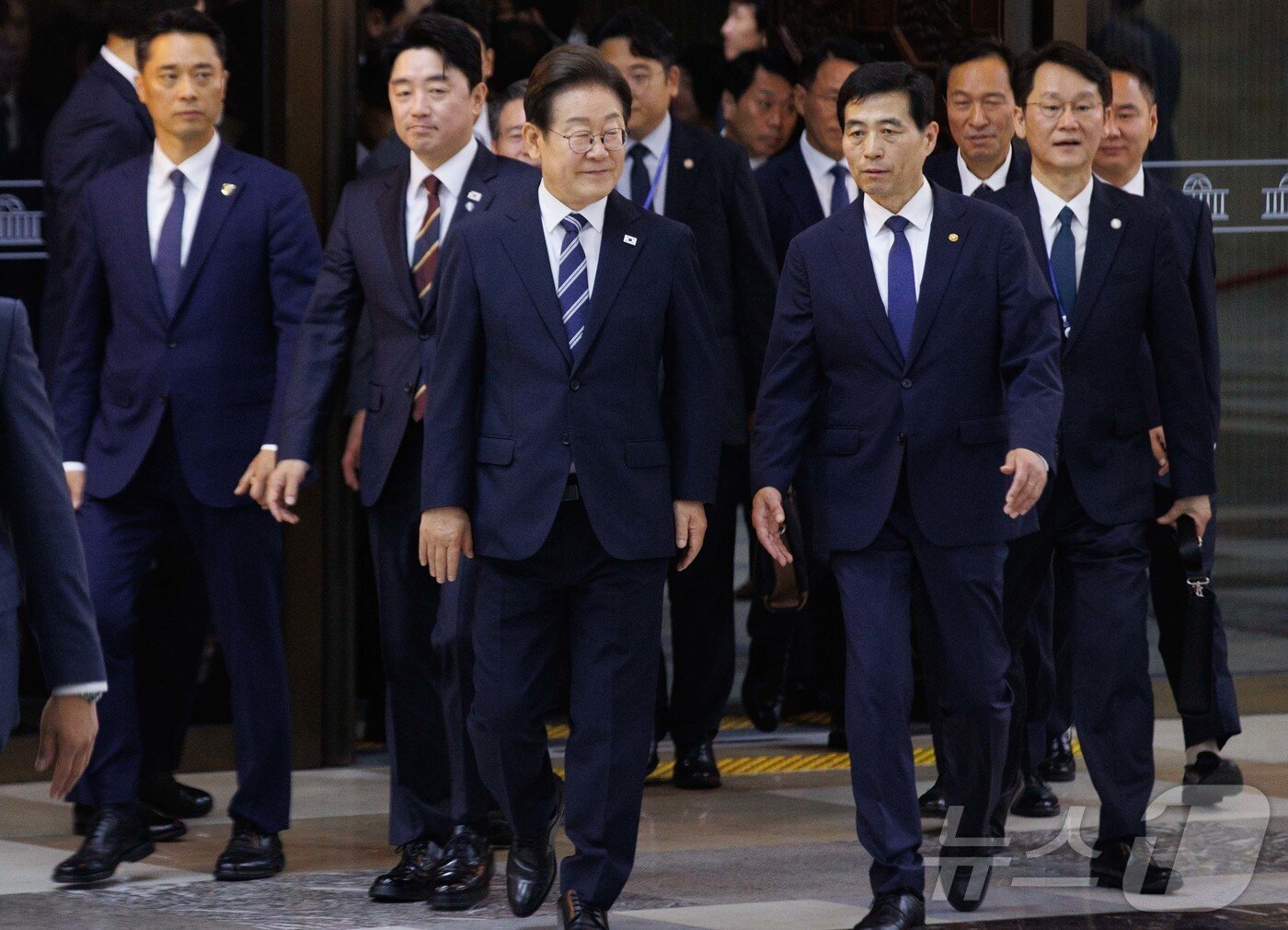 본문 이미지 - 이재명 대통령이 26일 오전 서울 여의도 국회에서 2025년도 제2회 추가경정예산안에 대한 정부의 시정연설을 마치고 본회의장을 나서고 있다. 2025.6.26/뉴스1 ⓒ News1 국회사진기자단