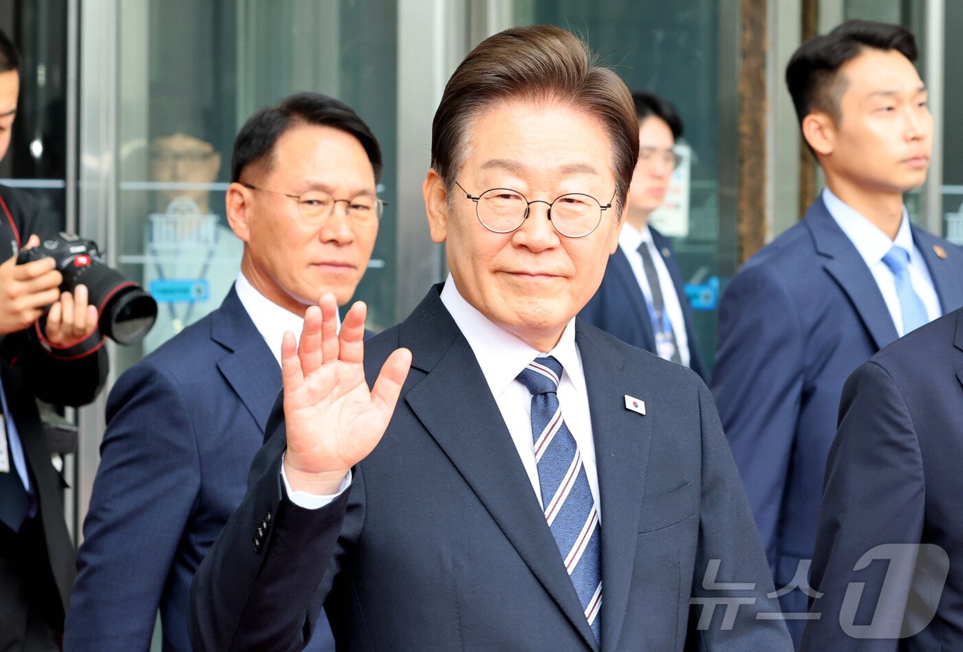 본문 이미지 - 이재명 대통령이 26일 서울 여의도 국회에서 추가경정예산안 시정연설을 마친 뒤, 국회를 나서며 인사를 하고 있다. 2025.6.26/뉴스1 ⓒ News1 국회사진기자단